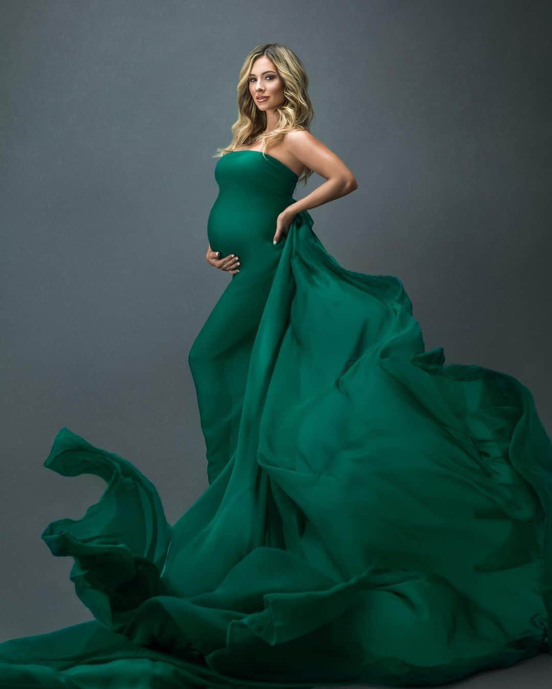 Paige Hathawayさんのインスタグラム写真 - (Paige HathawayInstagram)「COMMENT A GREEN 💚 HEART below if you like the green dress better OR... COMMENT A PINK 💗 HEART below if you like the pink dress better! #9months #pregnancyphotoshoot  Photographer: @oxanaalexphotography」9月3日 1時09分 - paigehathaway