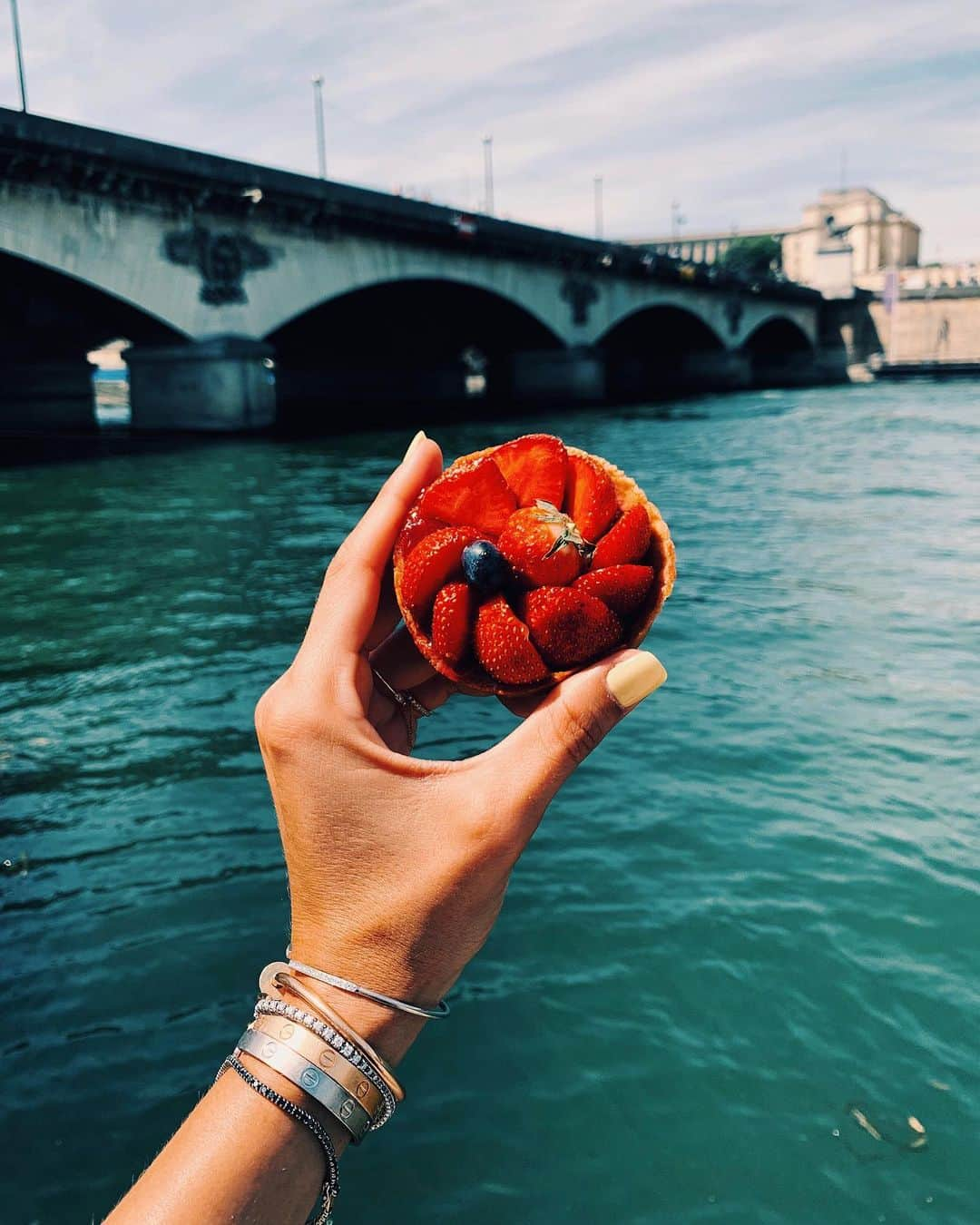 イザベル・グラールさんのインスタグラム写真 - (イザベル・グラールInstagram)「Tartelette aux fraises 😍 #paris #summer #seine」9月3日 1時04分 - izabelgoulart