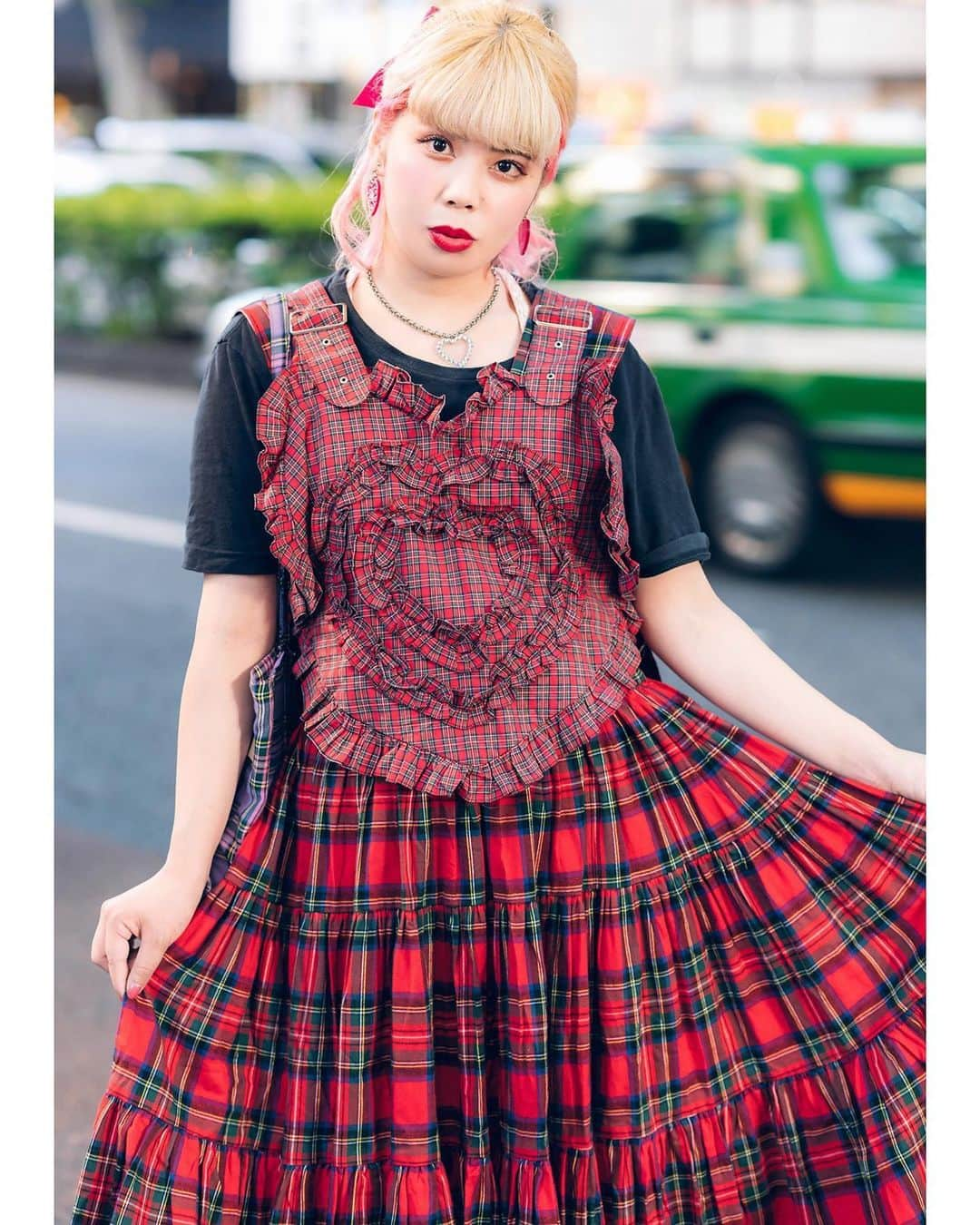 Harajuku Japanさんのインスタグラム写真 - (Harajuku JapanInstagram)「MaiMai (@maimai081107) on the street in Harajuku wearing a plaid heart harness vest by Japanese designer HEIHEI over a t-shirt, a HEIHEI plaid skirt, Neon Moon tote bag, and Tokyo Bopper platform sneakers.」9月3日 1時19分 - tokyofashion