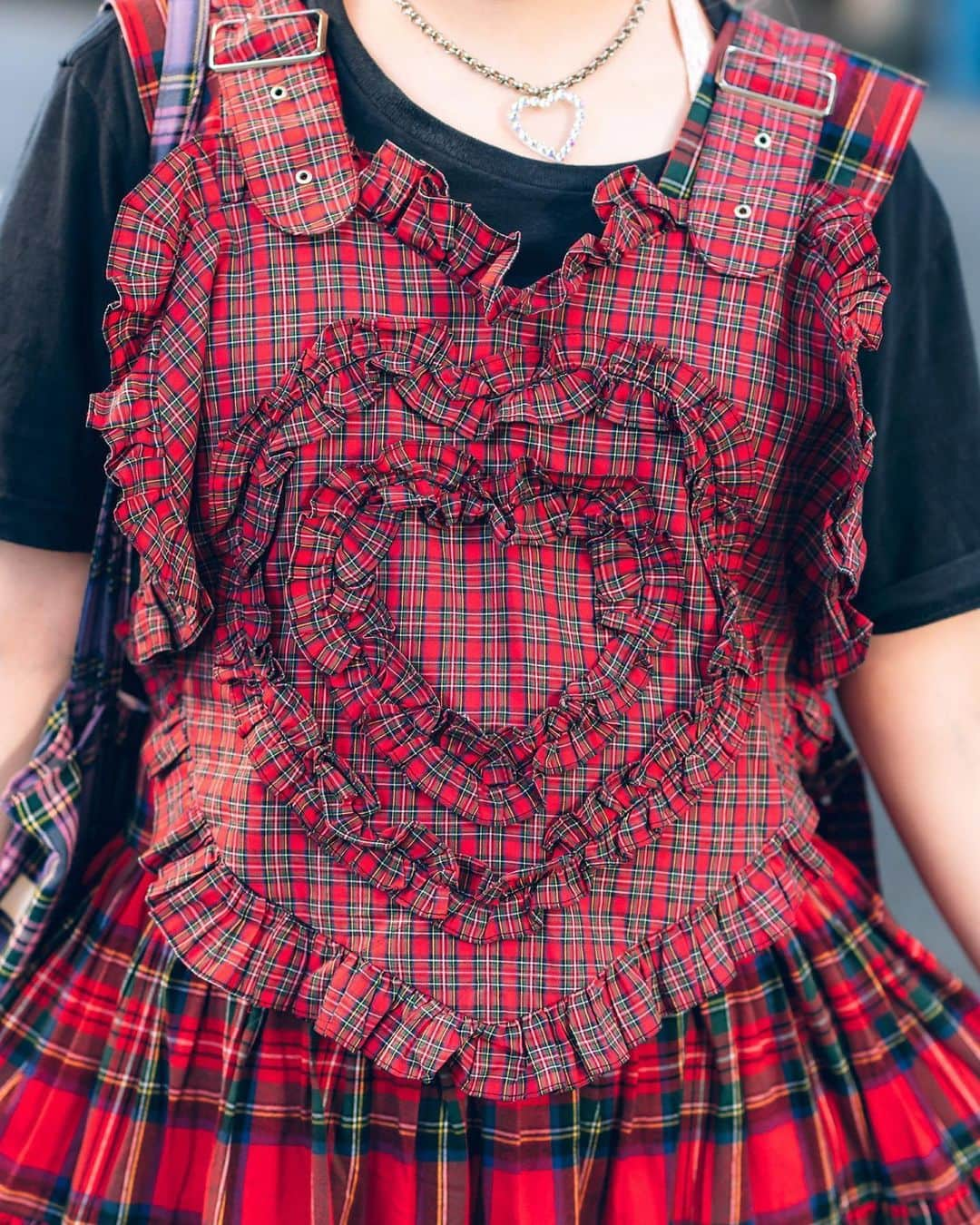 Harajuku Japanさんのインスタグラム写真 - (Harajuku JapanInstagram)「MaiMai (@maimai081107) on the street in Harajuku wearing a plaid heart harness vest by Japanese designer HEIHEI over a t-shirt, a HEIHEI plaid skirt, Neon Moon tote bag, and Tokyo Bopper platform sneakers.」9月3日 1時19分 - tokyofashion