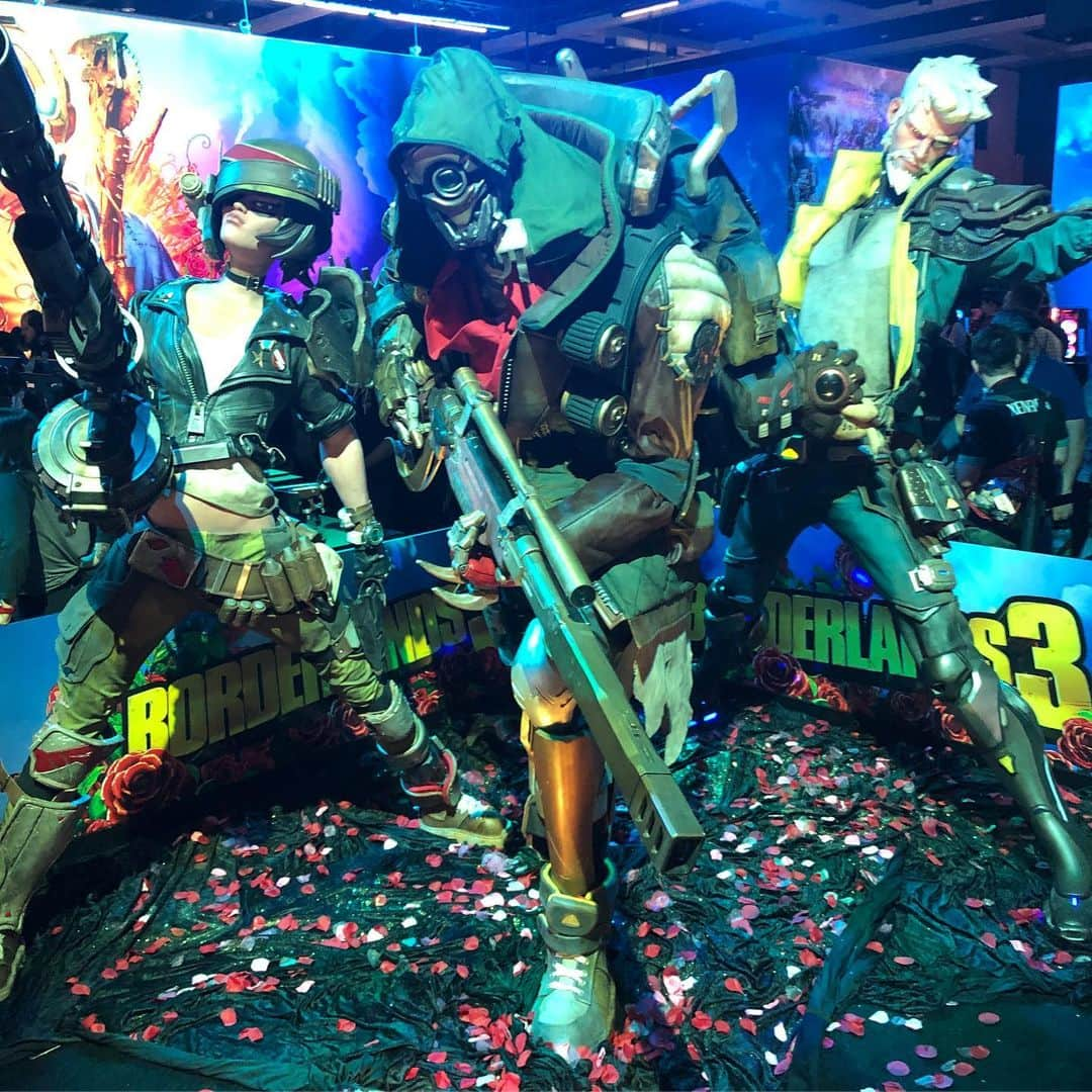 クリス・ハードウィックさんのインスタグラム写真 - (クリス・ハードウィックInstagram)「It’s the last day to go hands on with Borderlands 3 at PAX West! Play the game before the rest of the world, score yourself some sweet swag, and enter to win a Psycho Bandit Xbox One!  #borderlands3 #letsmakesomemayhem  #swag #psychobandit  #sponsored」9月3日 1時15分 - nerdist