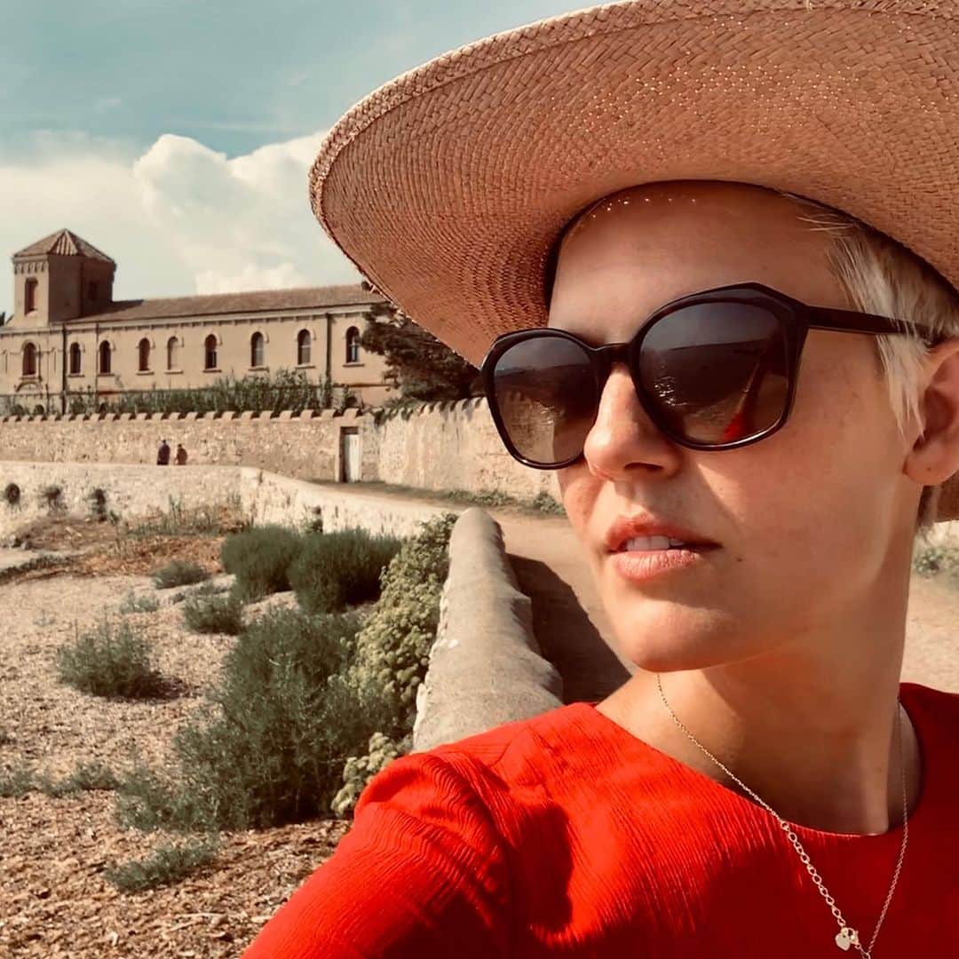 マギー・グレイスのインスタグラム：「🏝#timetravel #grateful」