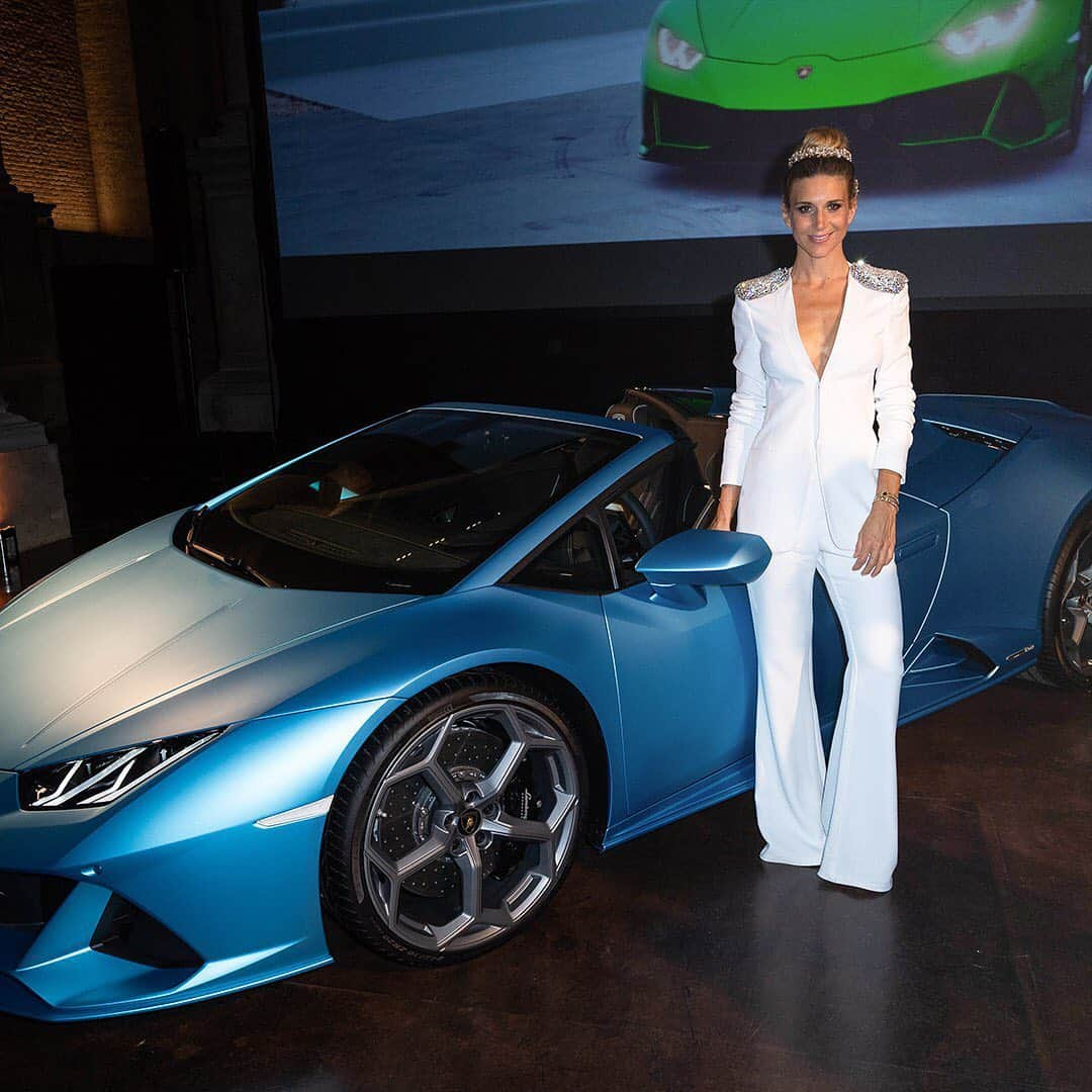 ランボルギーニさんのインスタグラム写真 - (ランボルギーニInstagram)「Just like in a movie. We were at the Venice Film Festival for the “Black & White Ball” organized by @vanityfairitalia, with many celebrities surrounding our “superstar”, Huracán Evo Spyder.  #Lamborghini #VanityFairBall #HuracanEVOSpyder #EveryDayAmplified #InformalLuxury #LamborghiniStyle」9月3日 1時35分 - lamborghini