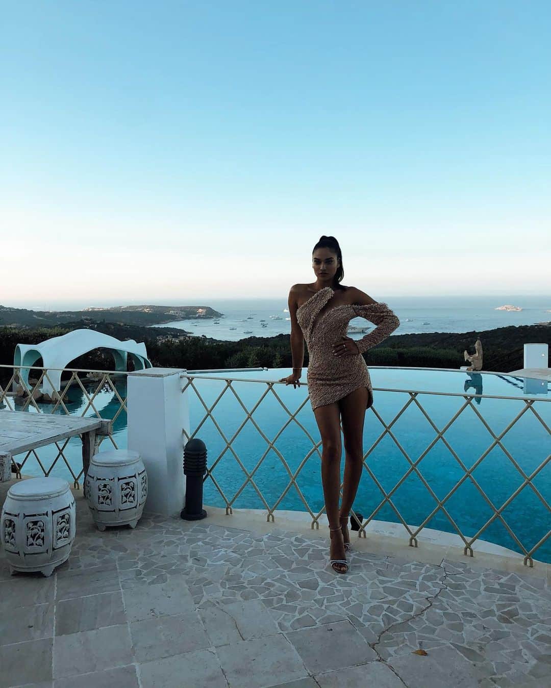 シャニーナ・シャイクのインスタグラム：「Summer blues 💙」