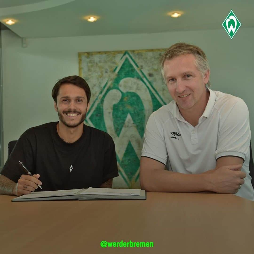 ヴェルダー・ブレーメンさんのインスタグラム写真 - (ヴェルダー・ブレーメンInstagram)「#DeadlineDay 2019: Frank Baumann doing Frank Baumann things.😃 _______ #werder #bremen #svw #Bittencourt #Baumann #Transfer #bundesliga #Unterschrift」9月3日 1時36分 - werderbremen