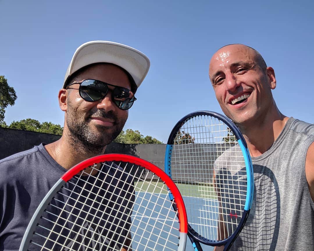 マヌ・ジノビリのインスタグラム：「🇺🇲No more FIBA World Cups for us. Too old! Now it's tennis time (and soon pickleball)! 🇦🇷Como no habrá más mundiales de básquet para nosotros, descargamos energías con el tenis. #desafíofrancoargentino」