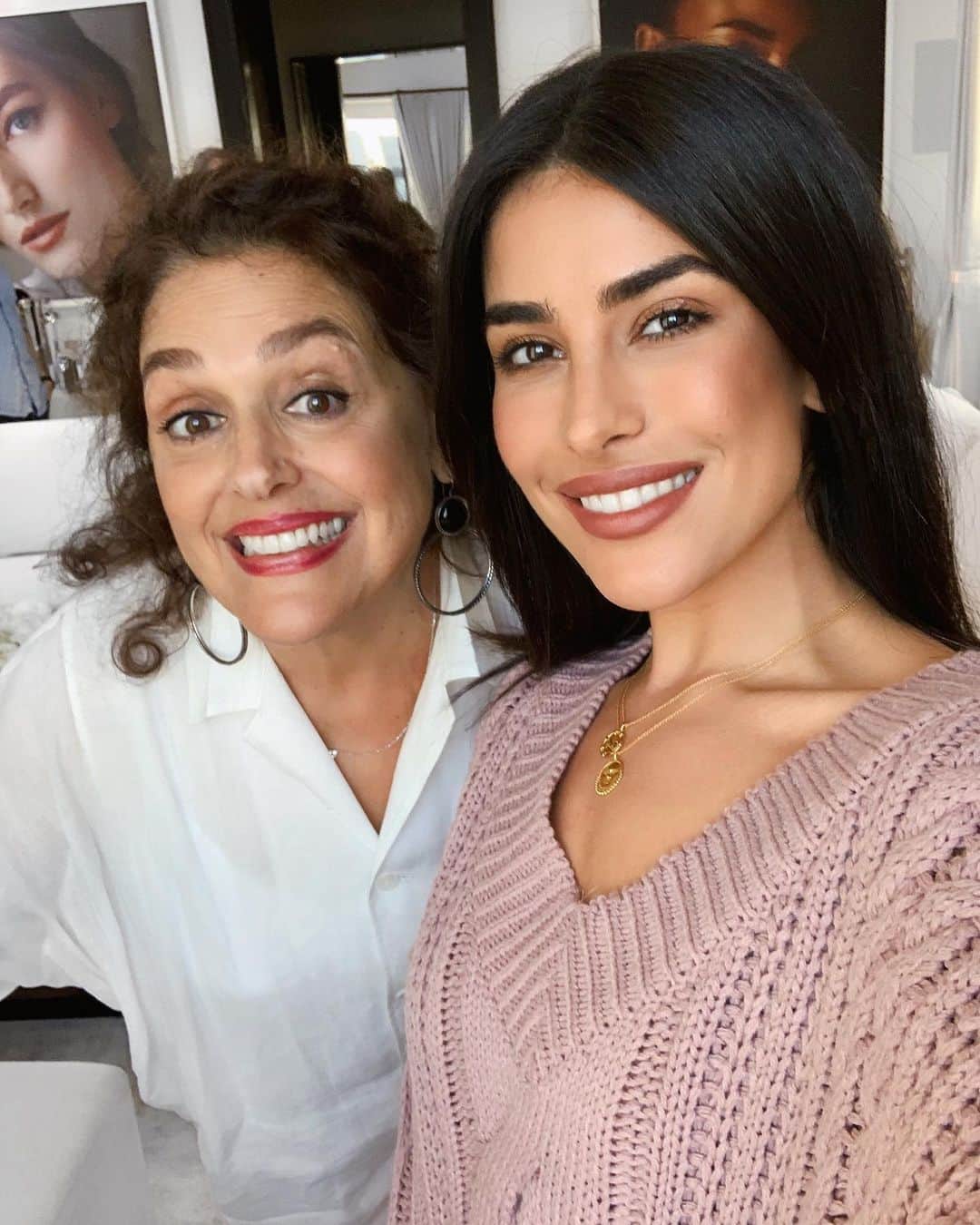 Sazan Hendrixさんのインスタグラム写真 - (Sazan HendrixInstagram)「A cute little throwback as I am en route to Paris today! That boss lady in these pics by the way is THE Laura Mercier 🥳 I met her a year ago and Good Life fam knows how much she inspires me 😭 & YouTube fam, YOU know how many tutorials I’ve said, “this is my Laura Mercier secret brightening powder” aka every 👏🏼single 👏🏼one. 🤪 so in all seriousness, I’m very excited for this trip as this brand holds a very special place in my makeup-loving heart 💞 hope you’ll follow along on my Stories!👩🏻‍🎨 @lauramercier #paris #merciermoments #sazantravels」9月3日 1時33分 - sazan