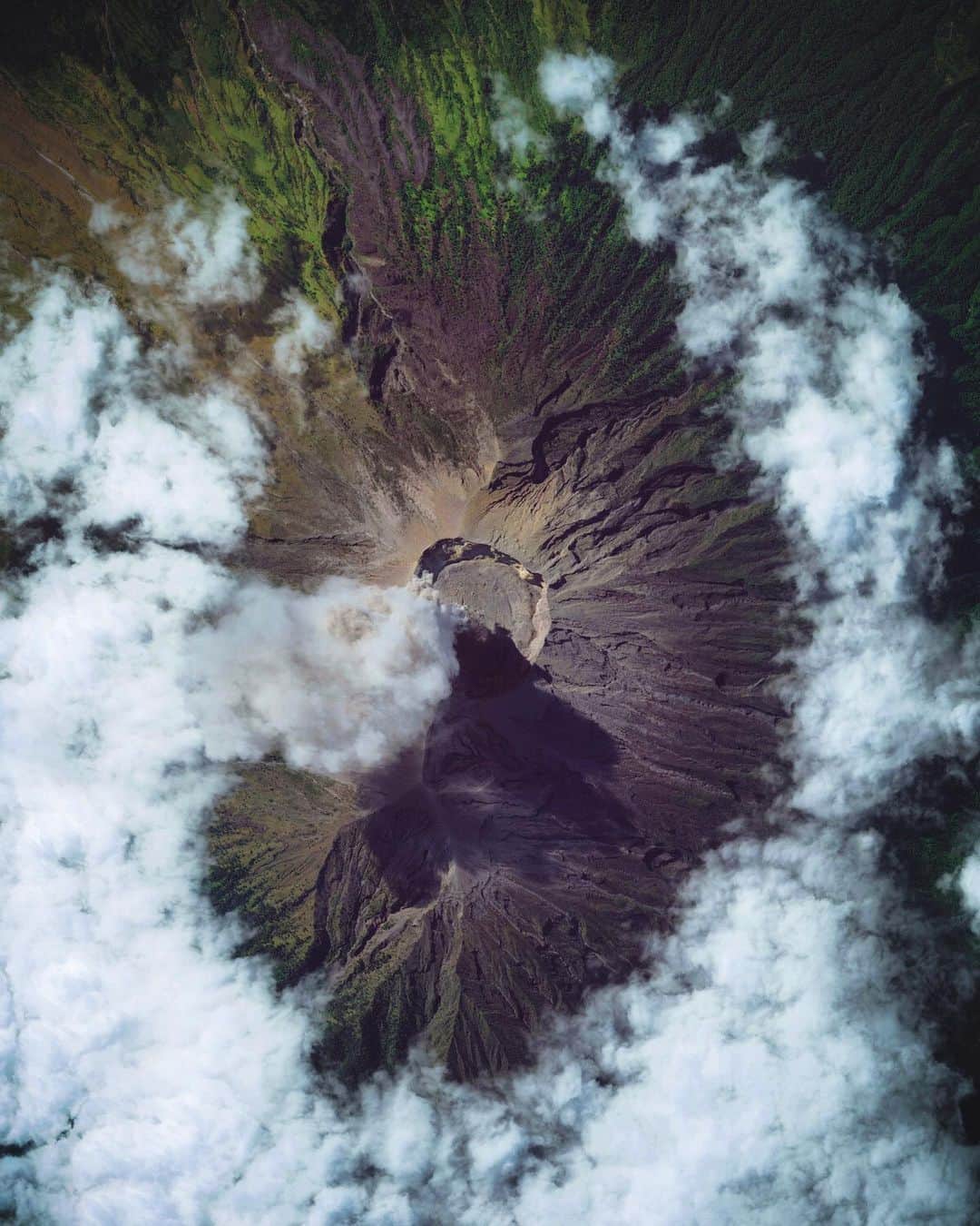 Daily Overviewさんのインスタグラム写真 - (Daily OverviewInstagram)「Smoke and ash rise from the summit of Mount Agung, an active volcano in Bali, Indonesia. Having begun in 2017, the volcano’s latest eruption is ongoing and has caused numerous evacuations and international flight delays. At 9,944 feet (3,031 m), Mount Agung is the highest point on Bali and from a distance appears to be perfectly conical. /// Created by @dailyoverview, source imagery: @maxartechnologies」9月3日 1時34分 - dailyoverview