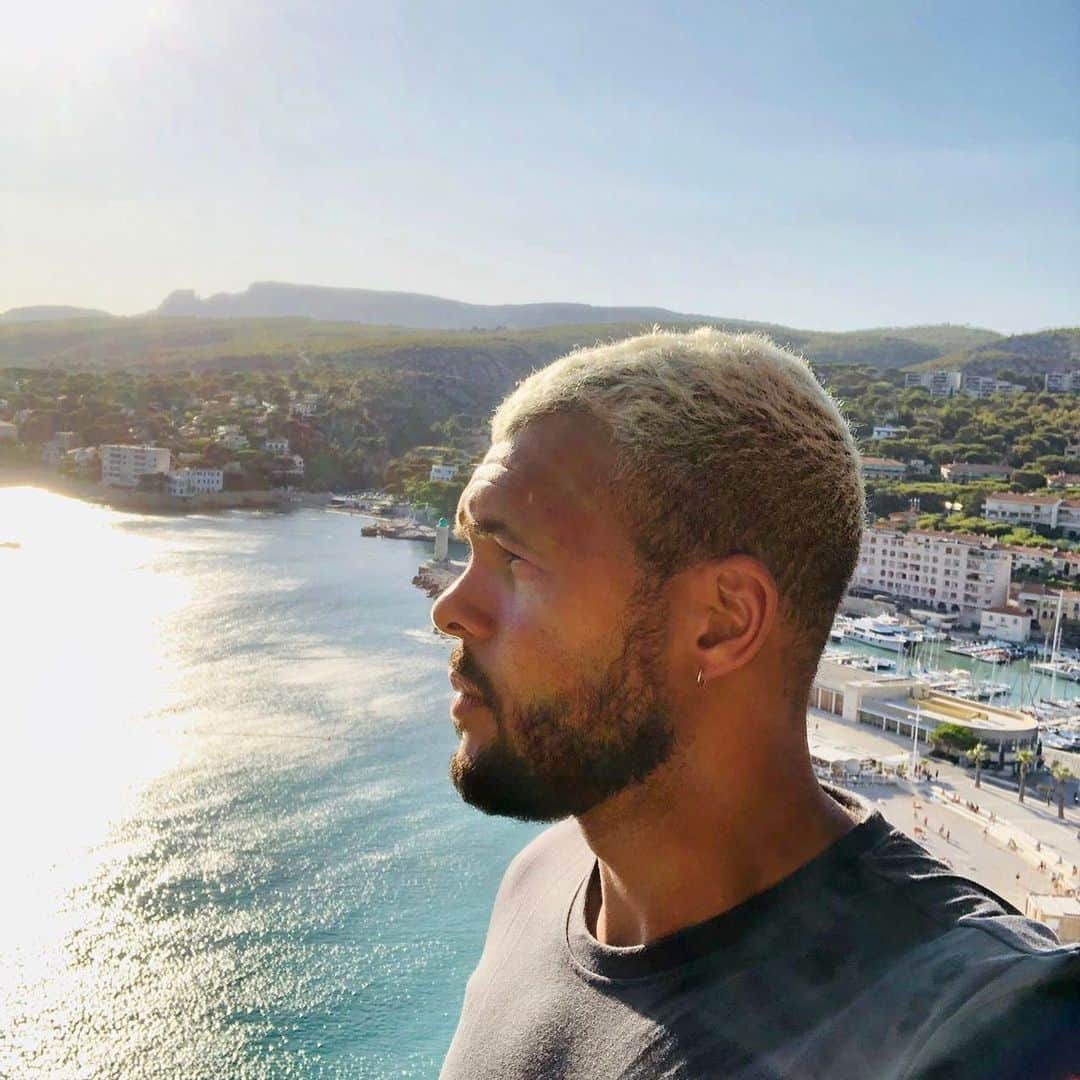 ジョー＝ウィルフリード・ツォンガのインスタグラム：「Garder la tête haute, c’est aussi voir le chemin qu’il reste à accomplir ! #ambition #forceethonneur #famille #castle #cassis #tsongateam」