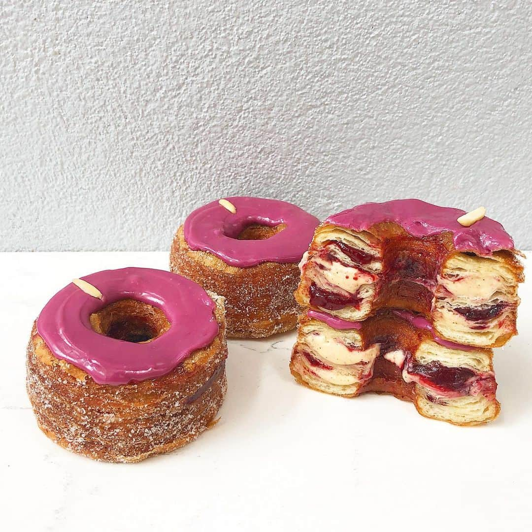 DOMINIQUE ANSEL BAKERYさんのインスタグラム写真 - (DOMINIQUE ANSEL BAKERYInstagram)「Our Red Plum & Toasted Almond Cronut for September in NYC, filled with homemade red plum jam and toasted almond ganache. Preorders are online at NYC.CronutPreorder.com.」9月3日 1時41分 - dominiqueansel