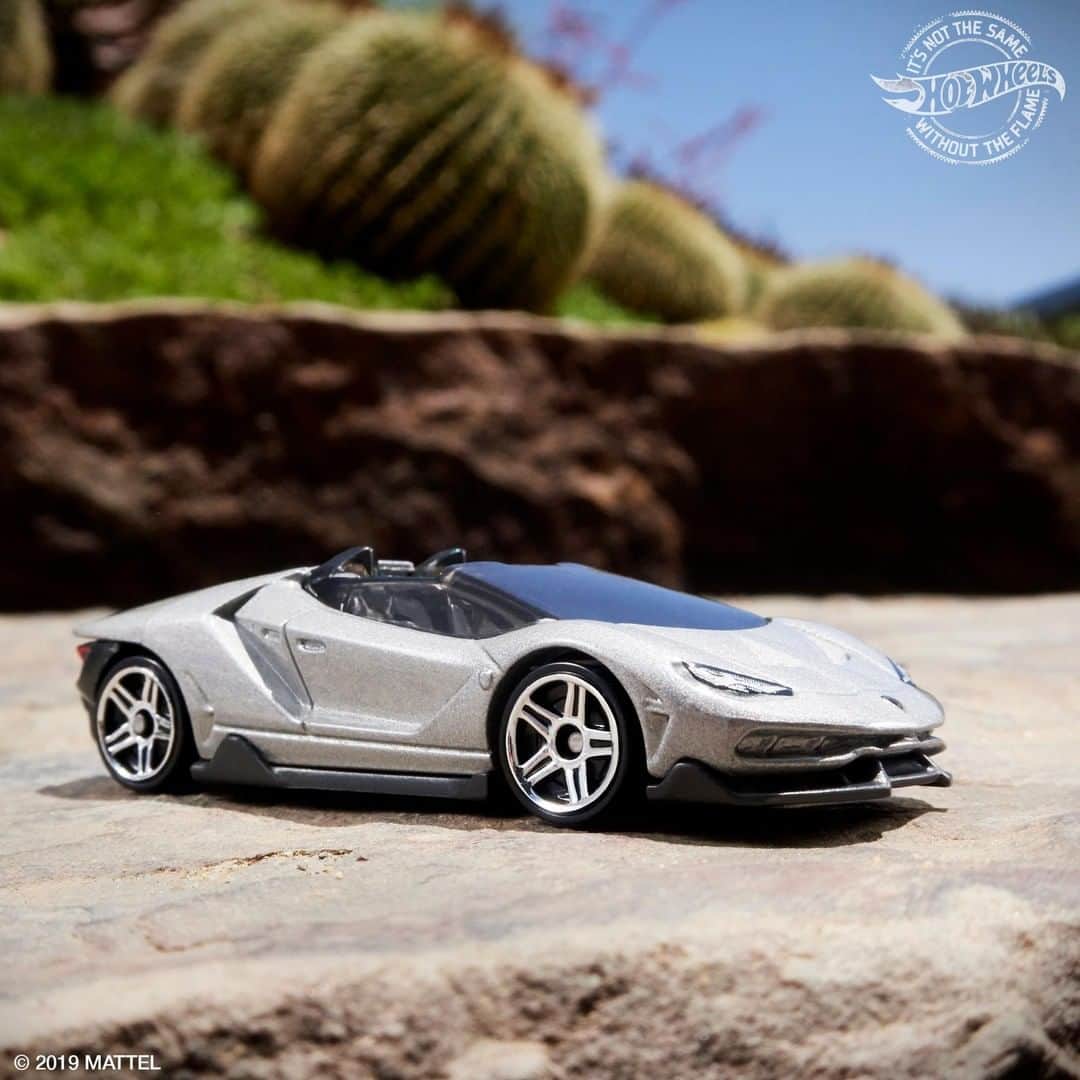 Hot Wheelsさんのインスタグラム写真 - (Hot WheelsInstagram)「#SummerVibes 😎 Top down in our ’16 Lamborghini Centenario Roadster 👌 #Lamborghini #HotWheels」9月3日 2時01分 - hotwheelsofficial