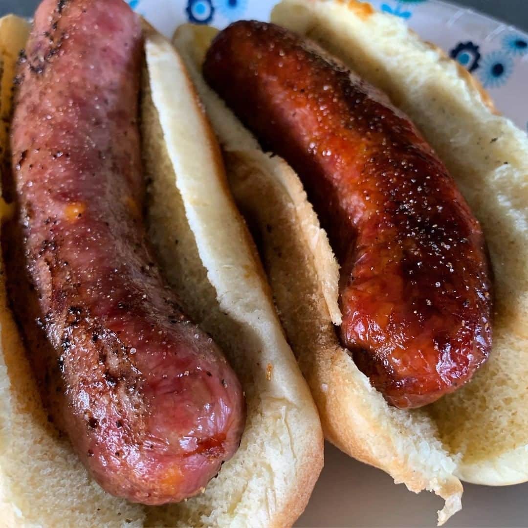 ジョンソンヴィルのインスタグラム：「Happy #LaborDay celebrations, sausage fans. May your work today consist of doing things that bring you joy. We're finding plenty of it with this #BratShot by @smokerbuilder . . My perspective... 👀 johnsonville brats. Left is cheddar and right is hot and spicy.  Sprinkled with a little kosmos.q #TexasBeef for the win! . . . #smokerbuilder #pitmaster #project #homemade #hobby #skills #bbqcraft #craftbbq #uglydrumsmoker #bbqexperience #cookingram #lumpcharcoal #outdoorcooking #grillmaster #smokedmeat #cookoutsunday #motivation #buildsomething #pitbuilder #bbqlover #johnsonvillebrats #itjustwins #drumsmoker #drumsmokers (via @smokerbuilder)」