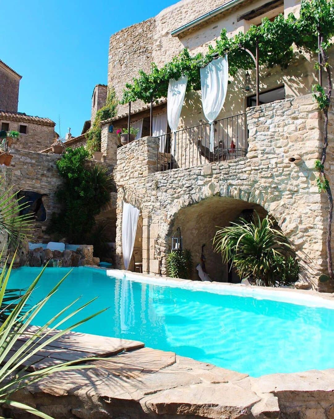 Airbnbさんのインスタグラム写真 - (AirbnbInstagram)「It took 500 years, but Superhost Martine’s villa may have finally achieved the perfect balance of beauty and comfort. Explore the medieval villages of the Cèze valley or the otherworldly caves of Grotte de la Salamandre. When you’re hungry, head into Uzès for local seasonal delights at Le Comptoir du 7.  Photo: @aliciamazzini_」9月3日 2時05分 - airbnb