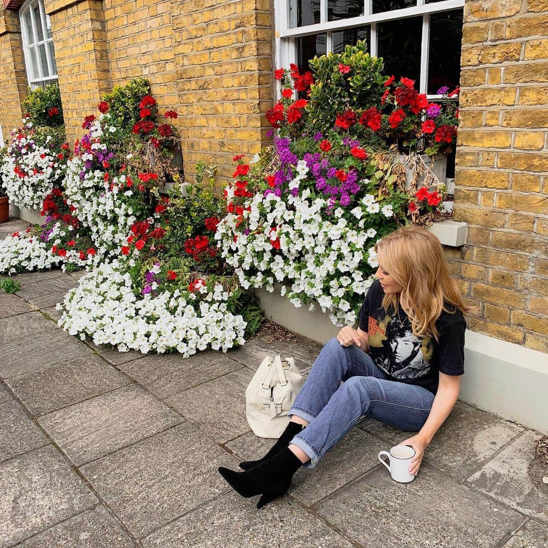 カイリー・ミノーグさんのインスタグラム写真 - (カイリー・ミノーグInstagram)「💖🌸🌼🌺❤️ #flowers #Bruce #TheBoss #cuppa」9月3日 2時06分 - kylieminogue