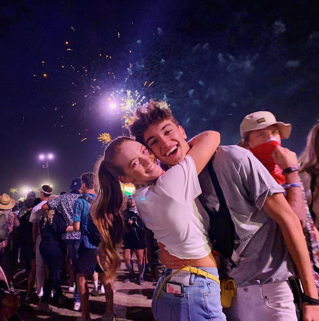 Larsen Thompsonさんのインスタグラム写真 - (Larsen ThompsonInstagram)「Baby you’re a firework... too cheesy Happy 20th birthday baby♥️ I love you bunches!Wishing you the best year yet, you’re officially old ;)」9月3日 2時07分 - larsenthompson