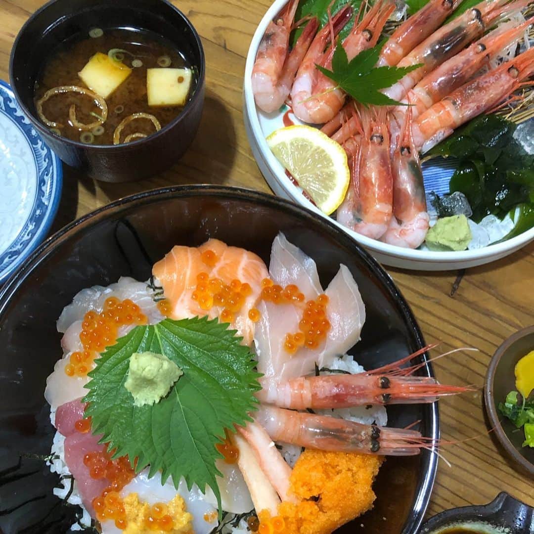 鈴木絢子さんのインスタグラム写真 - (鈴木絢子Instagram)「・ ・ 犬連れ日本海の旅で#文豪が愛した温泉 #城崎 へ😊 雨でも風情があって良い感じ♨️ 木造の温泉街に混じって、オシャレなお店もたくさんあります✨ ・ ここ城崎温泉では、#本と温泉 プロジェクトを実行中🖕 #湊かなえ さんの#城崎へかえる など、城崎でしか買えない本を展開されています📖✨ ・ 早速、タオルカバー付きの#万城目学 さん書き下ろし小説 #城崎裁判 を温泉に浸かりながら読みました🤗 ・ 舞台となった場所で読む本は面白さも格別❣️ のぼせる前に読み終えられる、程よい長さの本です👍 http://books-onsen.com/ ・ #松葉ガニ はシーズンオフでしたが、、😂 #甘エビ #白いか が最高でした👍👍✨ ・ ・ ・ #文学の街 #城崎温泉 #作家 #文学部 #読書の秋 #秋の夜長 #読書女子 #おけしょう鮮魚の海中苑 #美肌の湯 #地産地消 #オススメ本 #ライター #コラムニスト #onsen #writer #🦐 #🦑 #♨️」9月3日 2時09分 - ayako_suzuki810