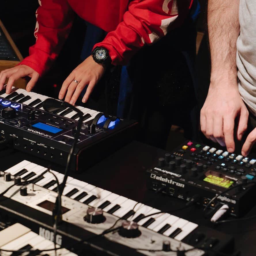 Red Bull Music Academyのインスタグラム：「Monday jam sesh ⠀⠀⠀⠀⠀⠀⠀⠀⠀ #Novation #Elektron #Korg #RBMA ⠀⠀⠀⠀⠀⠀⠀⠀⠀ 📷: @eeeriver」