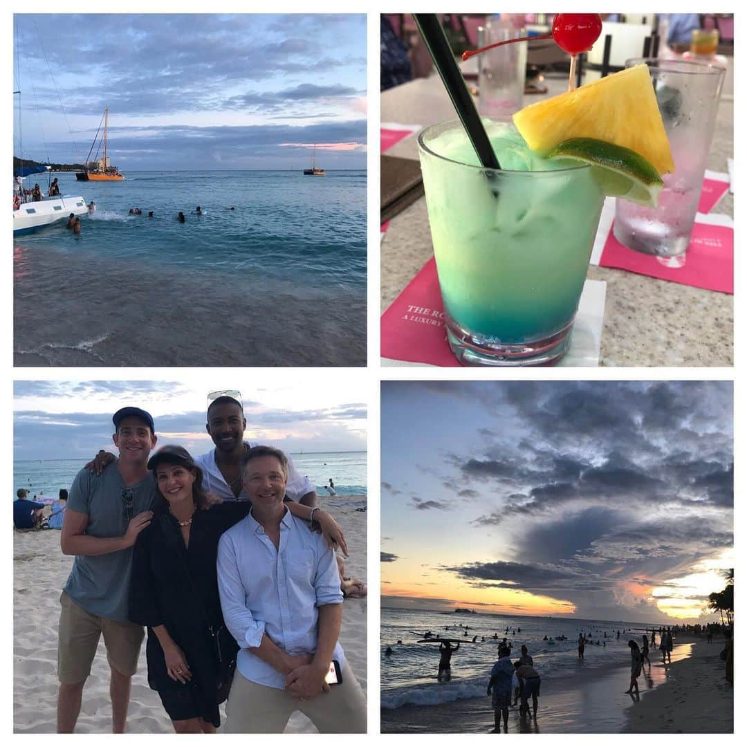 ニア・ヴァルダロスさんのインスタグラム写真 - (ニア・ヴァルダロスInstagram)「Images of our Christmas movie filming in Hawaii, #SameTimeNextChristmas written by @karenbmorse. I ❤️ these four happy images equally but only one got me hammered.」9月3日 2時27分 - niavardalos