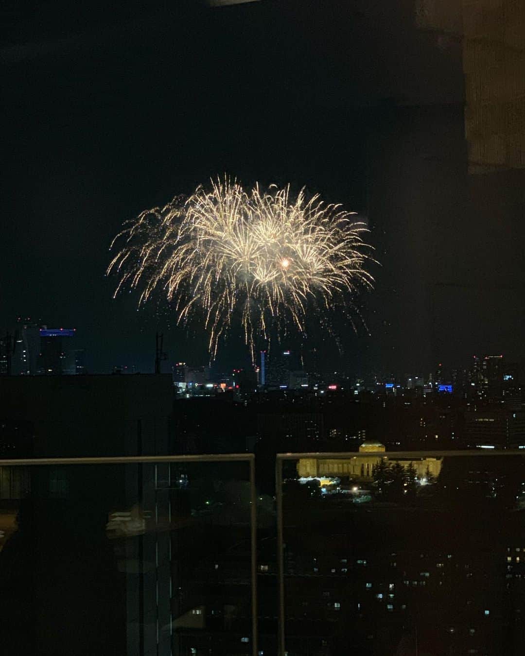 日下裕江さんのインスタグラム写真 - (日下裕江Instagram)「素敵な夜景が見える場所で🍷✨ ちょうど神宮球場で花火が上がって 夜景を観ながらの花火が素敵だった✨  #夜景 #花火 #party #niceviw #nightview」9月3日 2時28分 - hiroe___h
