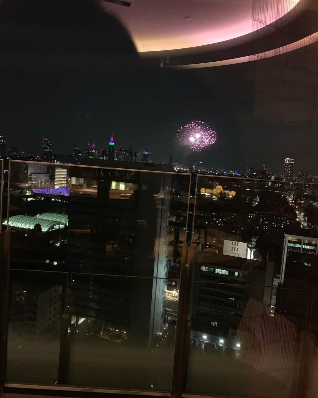 日下裕江さんのインスタグラム写真 - (日下裕江Instagram)「素敵な夜景が見える場所で🍷✨ ちょうど神宮球場で花火が上がって 夜景を観ながらの花火が素敵だった✨  #夜景 #花火 #party #niceviw #nightview」9月3日 2時28分 - hiroe___h