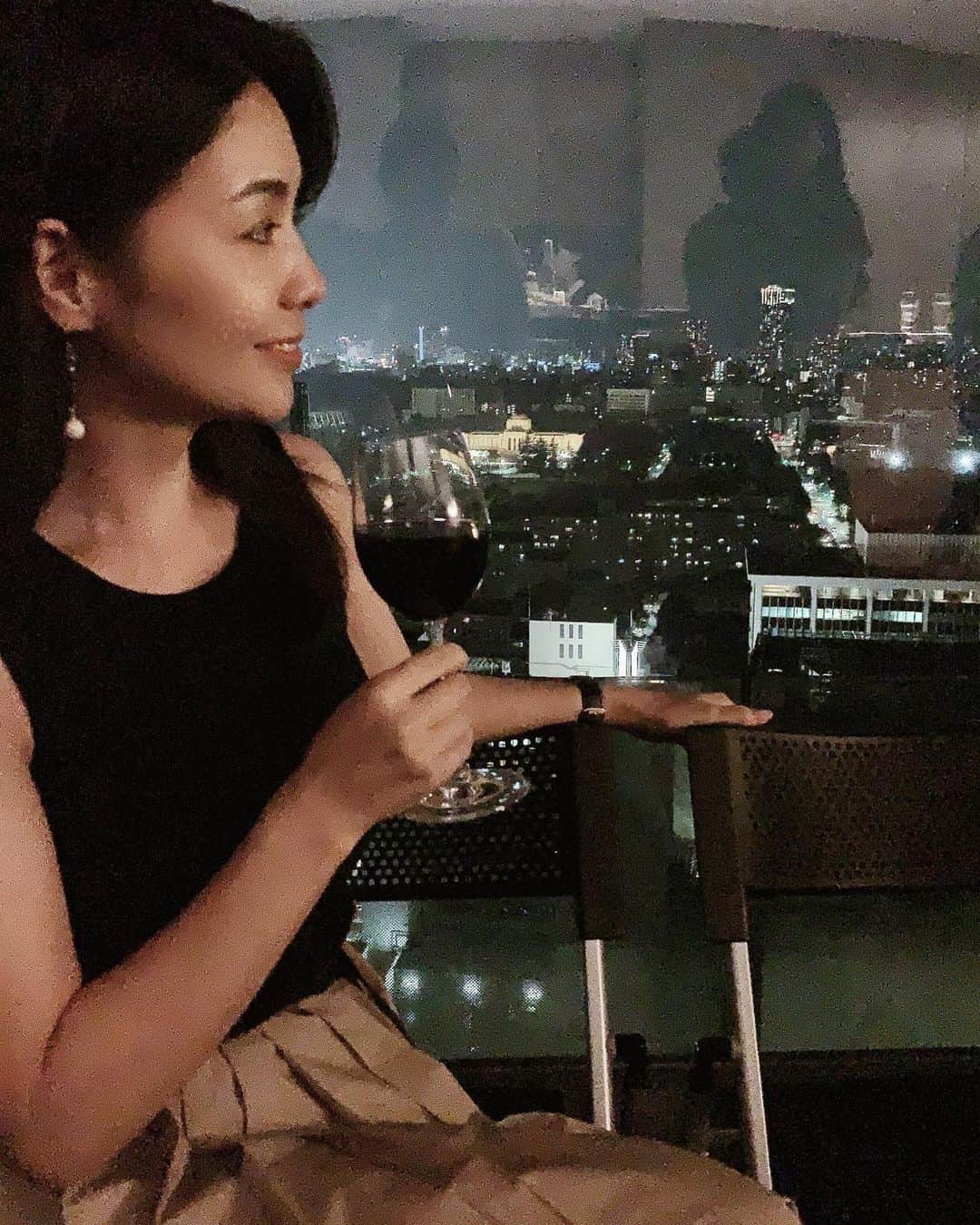 のインスタグラム：「素敵な夜景が見える場所で🍷✨ ちょうど神宮球場で花火が上がって 夜景を観ながらの花火が素敵だった✨  #夜景 #花火 #party #niceviw #nightview」