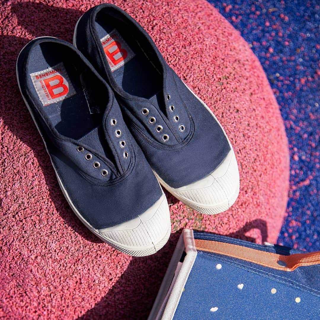 ベンシモンのインスタグラム：「Back to school 🎒 Le moment de préparer le cartable et surtout... choisir la couleur de l'iconique tennis qui accompagnera votre enfant dans toutes ses nouvelles aventures ✨ 🇬🇧 Time to choose the iconic tennis that will accompany your children in all their new adventures! ✨ #tennis #bensimon #backtoschool」