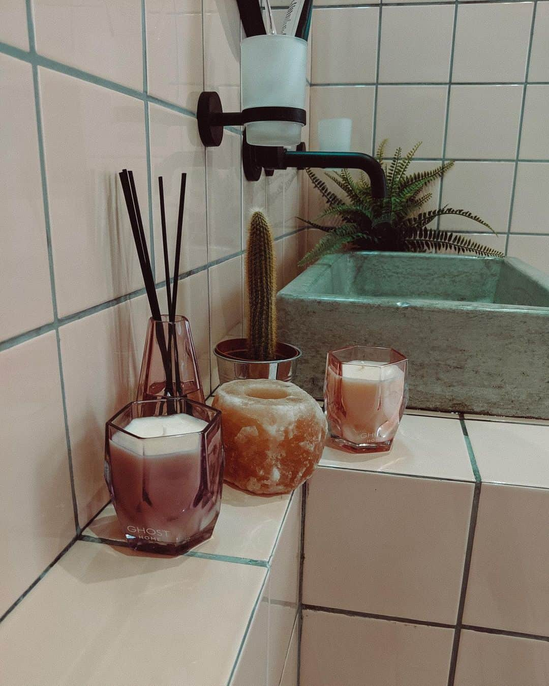 ルー・ティーズデールさんのインスタグラム写真 - (ルー・ティーズデールInstagram)「Going to share more pics of my home. Just styling up my cute pink bathroom with all the pink extras. Pink tranquility is the theme. The New #GHOSTHome range by @ghostfragrances just does that. S W I P E >> for a full view of the corner space reflected in the mirror and a peek at their latest candles & diffusers. I got ‘Rose Quartz’ it smells of rose petals & raspberry [Have a nosey on my stories for inspo on you can use the new Ghost Home range in your own space] 👀 #AD #GHOSTHome #ghostfragrances #interiors #home #homeinspo #bathroomsofinstagram 🐙」9月3日 2時22分 - louteasdale