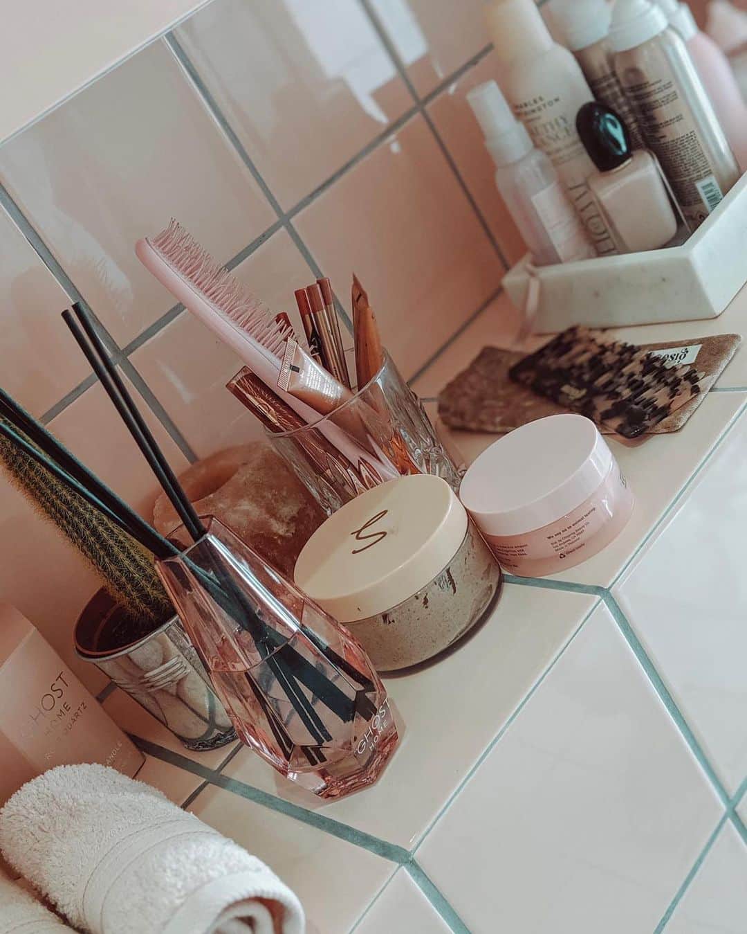 ルー・ティーズデールのインスタグラム：「Going to share more pics of my home. Just styling up my cute pink bathroom with all the pink extras. Pink tranquility is the theme. The New #GHOSTHome range by @ghostfragrances just does that. S W I P E >> for a full view of the corner space reflected in the mirror and a peek at their latest candles & diffusers. I got ‘Rose Quartz’ it smells of rose petals & raspberry [Have a nosey on my stories for inspo on you can use the new Ghost Home range in your own space] 👀 #AD #GHOSTHome #ghostfragrances #interiors #home #homeinspo #bathroomsofinstagram 🐙」