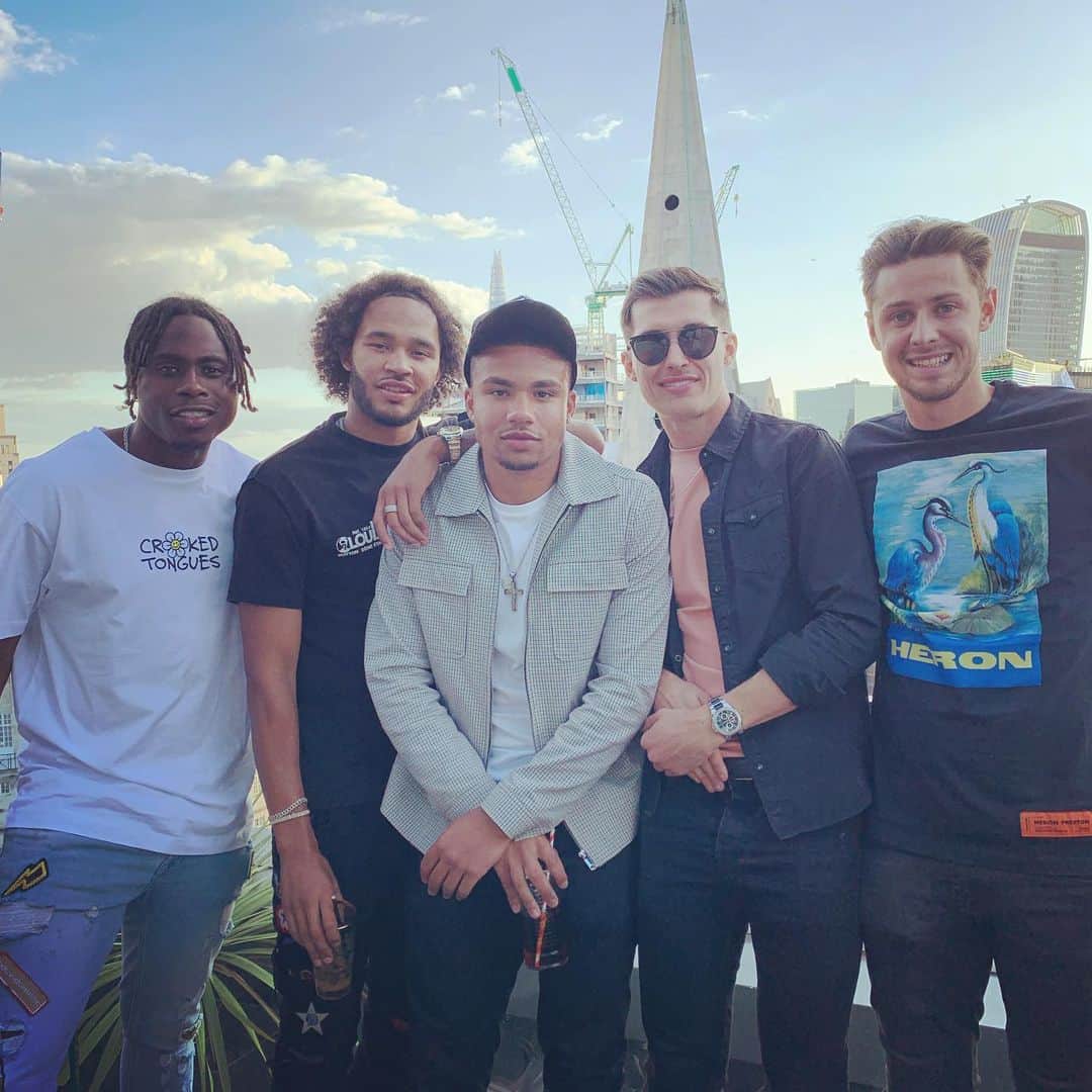 ハリー・コーニックのインスタグラム：「💥」