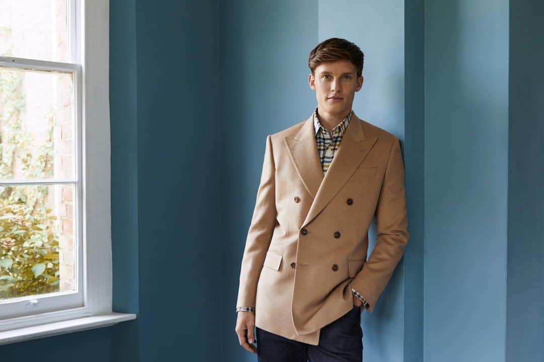 チェスターバリーのインスタグラム：「The double-breasted jacket makes a welcome return with our AW19 Gold Label range, including this stand-out baby camel Eaton jacket. With its warm-toned colour and super luxurious fabric from standard-bearing Italian mill Loro Piana, this jacket is not just camel coloured but is made using 100% baby camel fibres, giving it the softest handle imaginable. While it works as a formal piece par excellence it can also dress ‘down’ with denim and knitwear. . Discover the AW19 Gold Range online or visit our Savile Row store. . . . #AW19 #AutumnWinter19 #Autumn #Winter #NewIn #New #ShopTheLook #CBstyle #TailoredToFit #SavileRow #MenWithStyle#Fashion #MensStyle #Style #ChesterBarrie #Tailoring #Menswear #Jacket #MensFashion #BritishFashion #MensLifestyle #London #NewCollection #Flannel #Cloths #Tweed #Fabric #British #Italian」