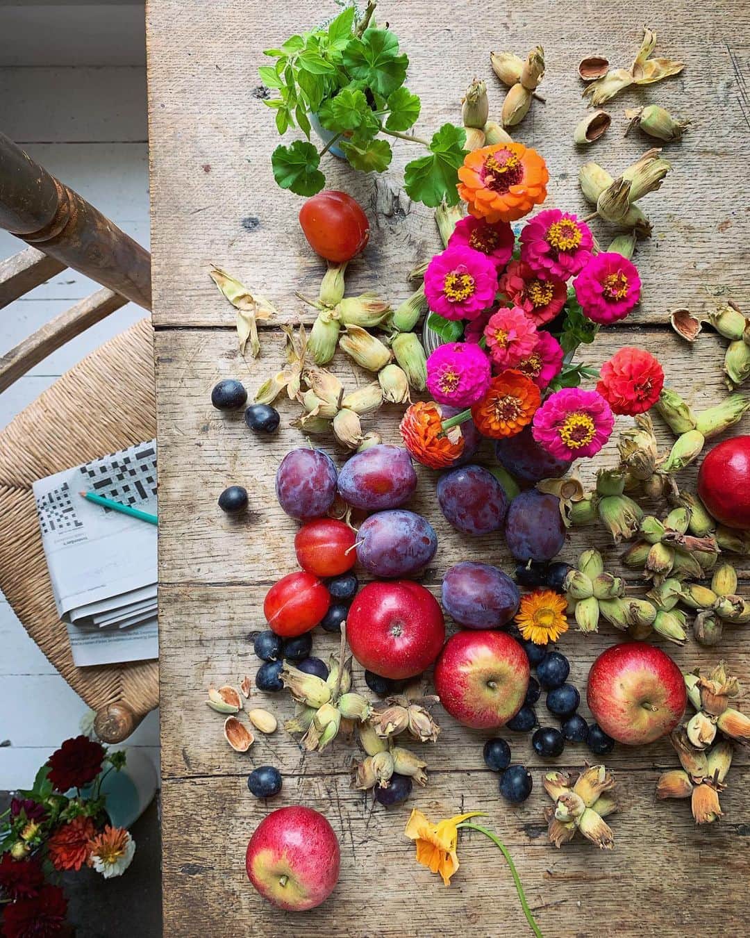 Tea and sittingのインスタグラム：「🌿🍂...I love this time of year, especially when it’s #cobnutseason 🍁 p.s massive thank you to @emmaherian for the #zinnias and #dahlias 😘 #5ftinftable」