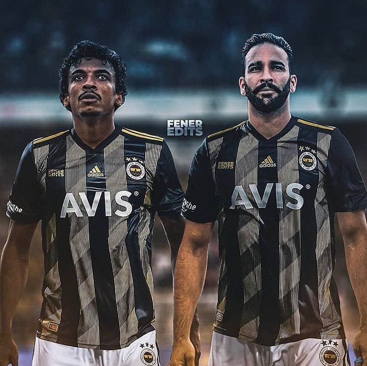 アディル・ラミのインスタグラム：「👏💪🏽⚽️ #welcom #family @fenerbahce #fight #together #omuzomuza #gustavo #amazing 🙏 😘 @fenerbahce ... pic by : @feneredits 👍」