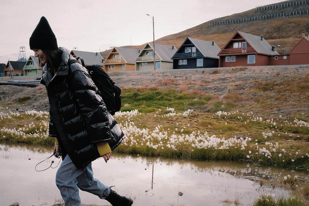 リウ・ウェンのインスタグラム：「First time journeying to Longyearbyen. What an unbelievable experience! 🏔☔️」