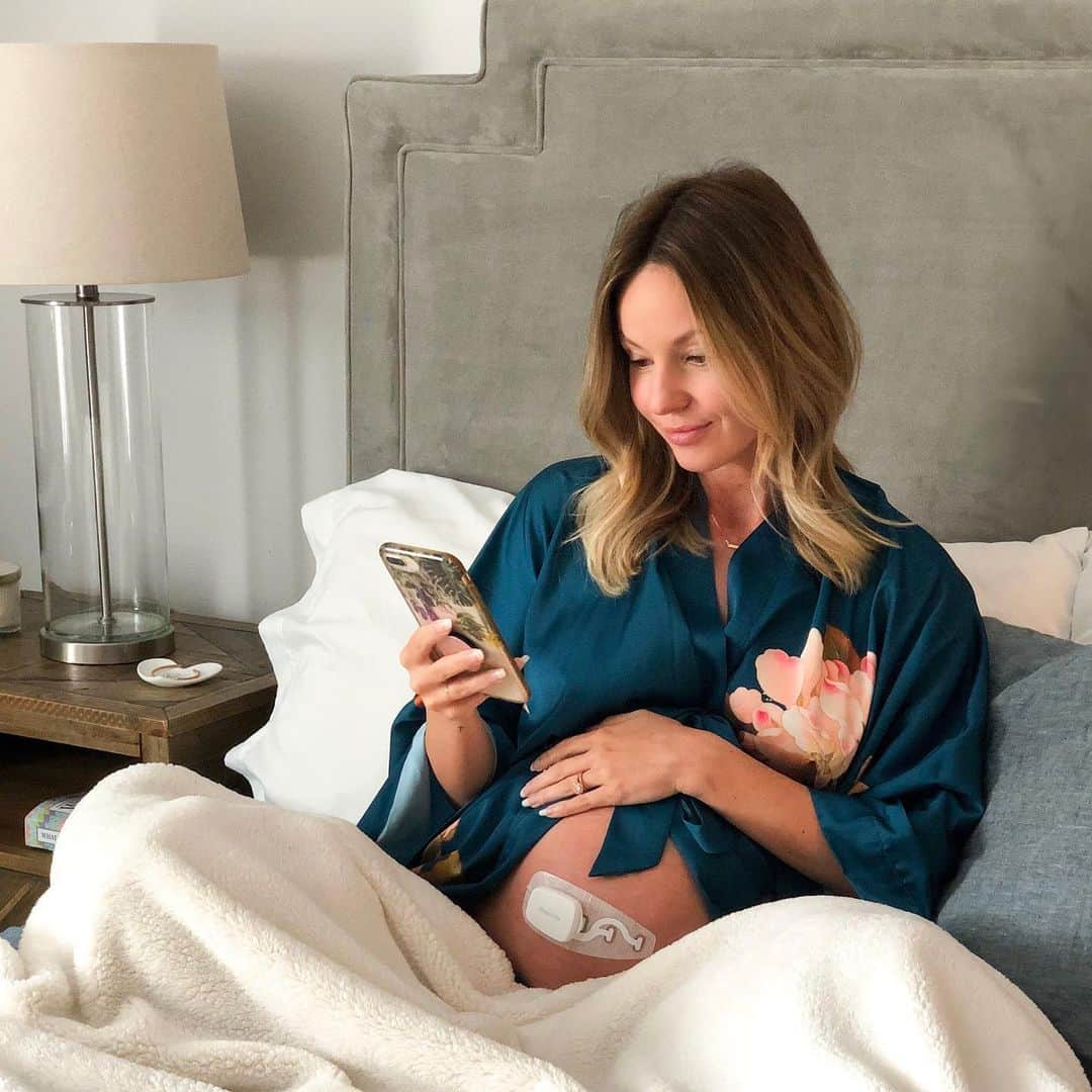 サマンサ・ドロークのインスタグラム：「Welp guys, I’m now 36 weeks, which means it’s getting closer to our baby girls arrival! 🥰 It’s been so amazing feeling her kicks, movements and getting to know her most active moments. I recently started using @bloom.life to monitor braxton hicks and little contractions. It monitors real-time uterine activity for contraction frequency, duration, patterns and trends which is helpful information for the hubby and I to know. 100% passive—does not send energy into the body like an ultrasound - so it’s safe and reliable! It’s so comforting to know exactly what I’m feeling in there! I highly recommend this for you first time Mamas! All you have to do is sit back and try to relax! 😂 Head to my stories now and use my code: SAMANTHA25 to get 25% off your weekly rentals! #sponsored #bloomlifemom #36weekspregnant #expectingmom」