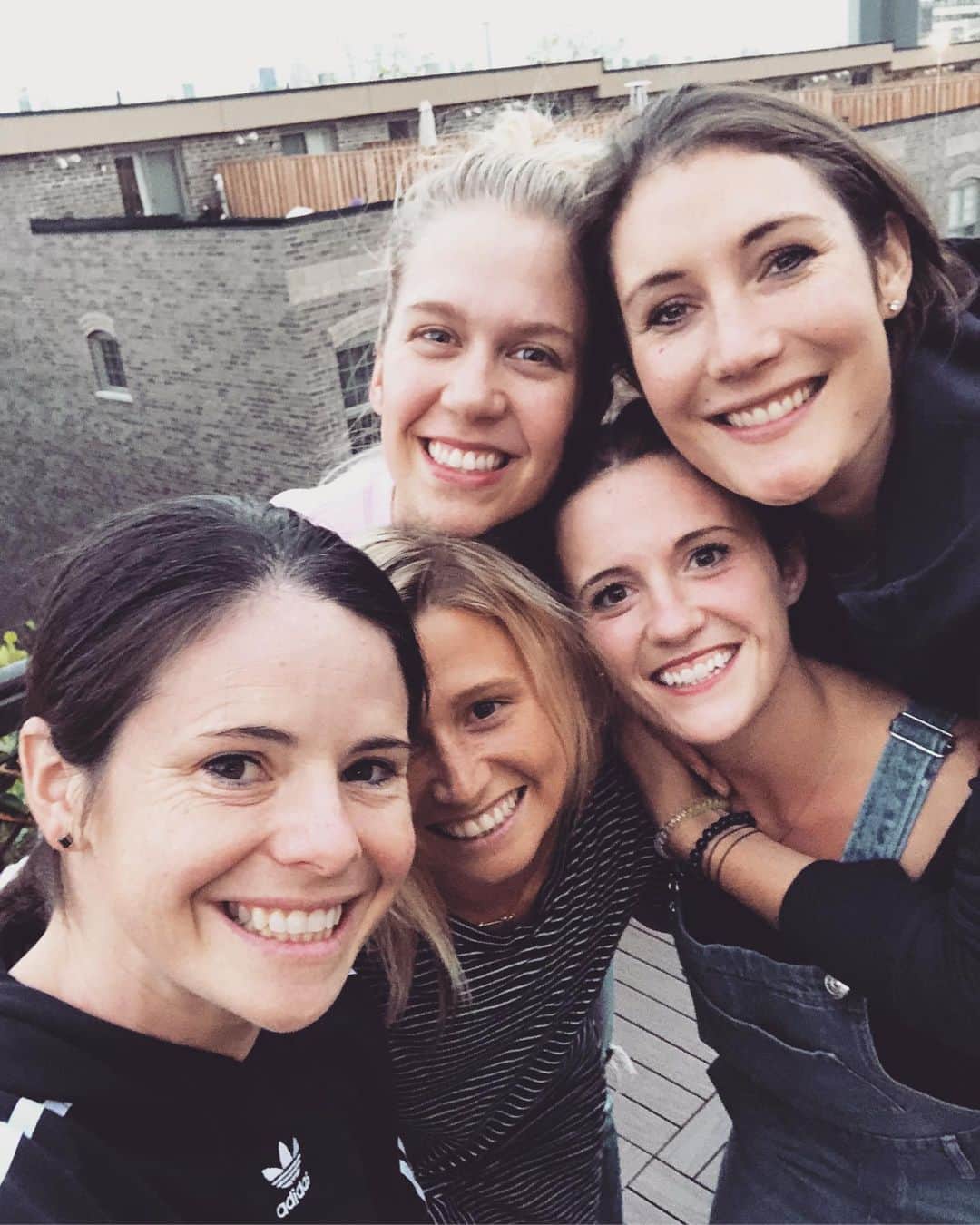 ペイジ・ローレンスのインスタグラム：「“Weird, Weird, Weirder”. I am still soaking in the good vibes from my girls weekend with these lovelies 💙☀️🌻」