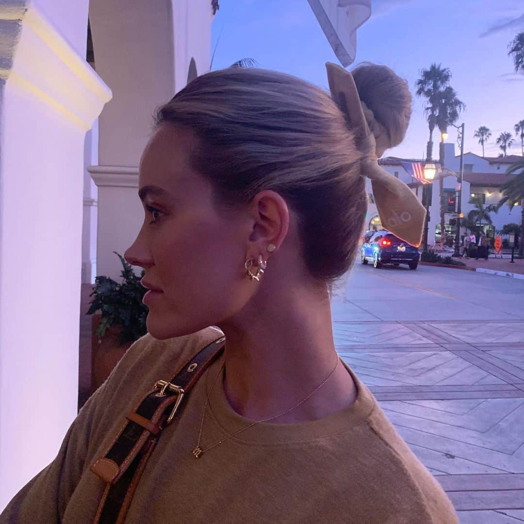 Peta Murgatroydさんのインスタグラム写真 - (Peta MurgatroydInstagram)「Blending in with Santa Barbara’s decor 🌴 @aloyoga 📷: @maksimc」9月3日 3時06分 - petamurgatroyd