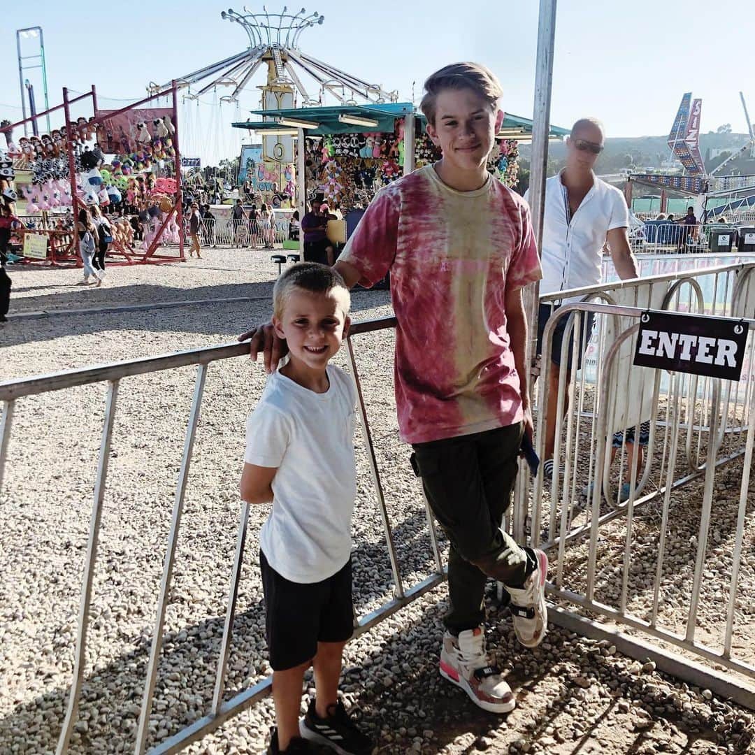 リース・ウィザースプーンさんのインスタグラム写真 - (リース・ウィザースプーンInstagram)「Last days of summer with my boys ✨🎡 🍭」9月3日 3時07分 - reesewitherspoon