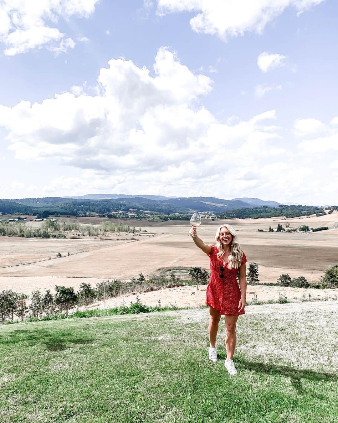 サマンサ・ペスゼックさんのインスタグラム写真 - (サマンサ・ペスゼックInstagram)「Wine tasting is almost as much fun as trying to travel without an ID 🙃」9月3日 3時17分 - samanthapeszek