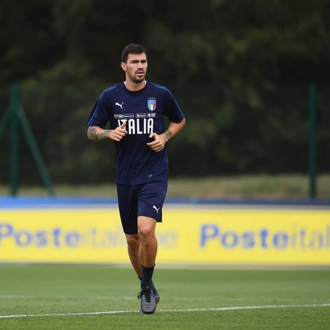 アレッシオ・ロマニョーリのインスタグラム：「#firstday #training #casteldebole #azzurri #nazionale 🇮🇹 @azzurri」