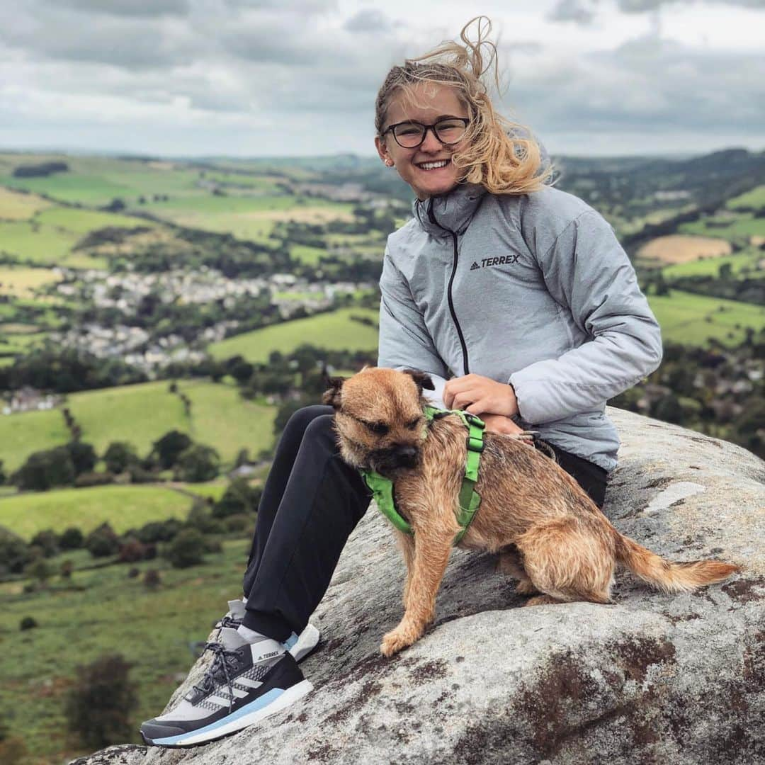 シャウナ・コックジーさんのインスタグラム写真 - (シャウナ・コックジーInstagram)「Is summer over? It was pretty chilly out in the Peak District today. I had a fun little adventure with @arthurdoggle & @nedfee 😊 Love my new @adidasterrex Free Hikers!」9月3日 3時23分 - shaunacoxsey