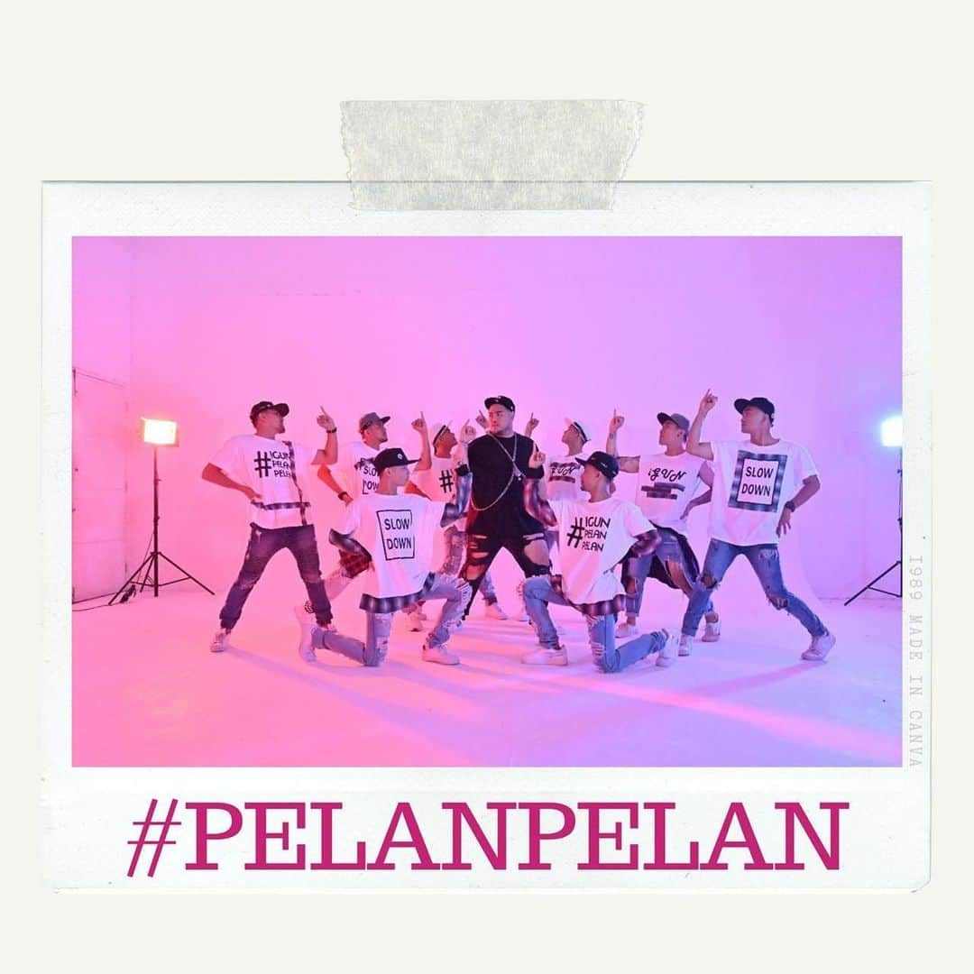 Ivan Gunawanさんのインスタグラム写真 - (Ivan GunawanInstagram)「. Life is like a dance, you learn as you go. Sometimes you lead and sometimes you follow. My new single “PELAN-PELAN video clip will be release soon. Can’t wait to see the results. Don’t forget to use the hashtag #igunpelanpelan #pelanpelan if you want to share on your instagram “ . My make up by @bubahalfian My hair do by @nadir_rosa All Dancers Hair Do & Make Up by @nadir_rosa  Photographer by @dandyhendrata . . #ivangunawan #igunpelanpelan #pelanpelan #pelan #pelan #videoclip #bts #behindthescene #dancers」9月3日 14時20分 - ivan_gunawan