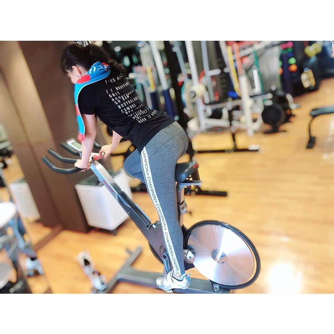 津田麻莉奈さんのインスタグラム写真 - (津田麻莉奈Instagram)「パーソナルトレーニングジムへ🏋️‍♀️ 身体の痛いところを調整をしてもらって、たっぷりストレッチ。 ⁑ そして仕上げにバイク！！！！！ 今日もいっぱい汗かきました😆💦💦 一緒に近畿ライン組んでくれる人募集中…🚴‍♀️🚴‍♀️🚴‍♀️ ⁑ ⁑ #シルクのタオル #大活躍  #ノーザンホースパークにて発売中 #bodymake #ボディメイク #下半身強化 #ヒップアップ #エアロバイク #尻 #尻神 #尻トレ #パーソナルトレーニング  #パーソナルトレーニングジム  #ストレッチ#筋トレ #腹筋 #腹筋女子 #ワークアウト #ダイエット #フィットネス #ジム #尻トレーニング #尻フェチ #美容  #fitness#workout#엉덩이#personaltraining  #津田麻莉奈 #まりなる」9月3日 14時21分 - tsudamarinal