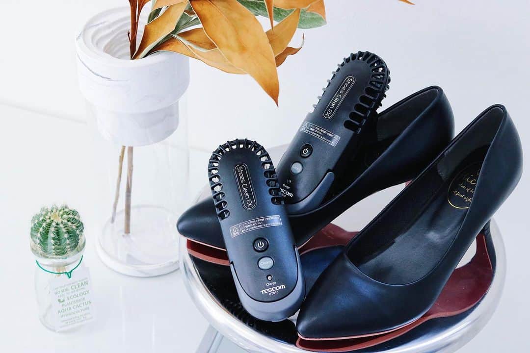 TESCOM テスコムのインスタグラム：「9月2日は#靴の日 👠！ ⠀ いつも愛用している靴は長く大事にしたいでものです😊 テスコムの#シューズクリーン は靴の中に入れておくだけでシリカゲル・オゾン・UVの効果で臭いやムレを取ってくれ除菌も出来ちゃいます😄 ⠀ コンパクトな形状で収納場所にも困らずお勧めです❤ ⠀ - - - - - - - - - - - - - - - - - - - - - - - - - ●商品名：シューズ脱臭除菌乾燥器 ●品番　：OTS10 ●カラー：ブラック - - - - - - - - - - - - - - - - - - - - - - - - - ⠀ お気に入りの靴のお手入れはどうしていますか？ ぜひ#TESCOM を付けて紹介して下さい😉」