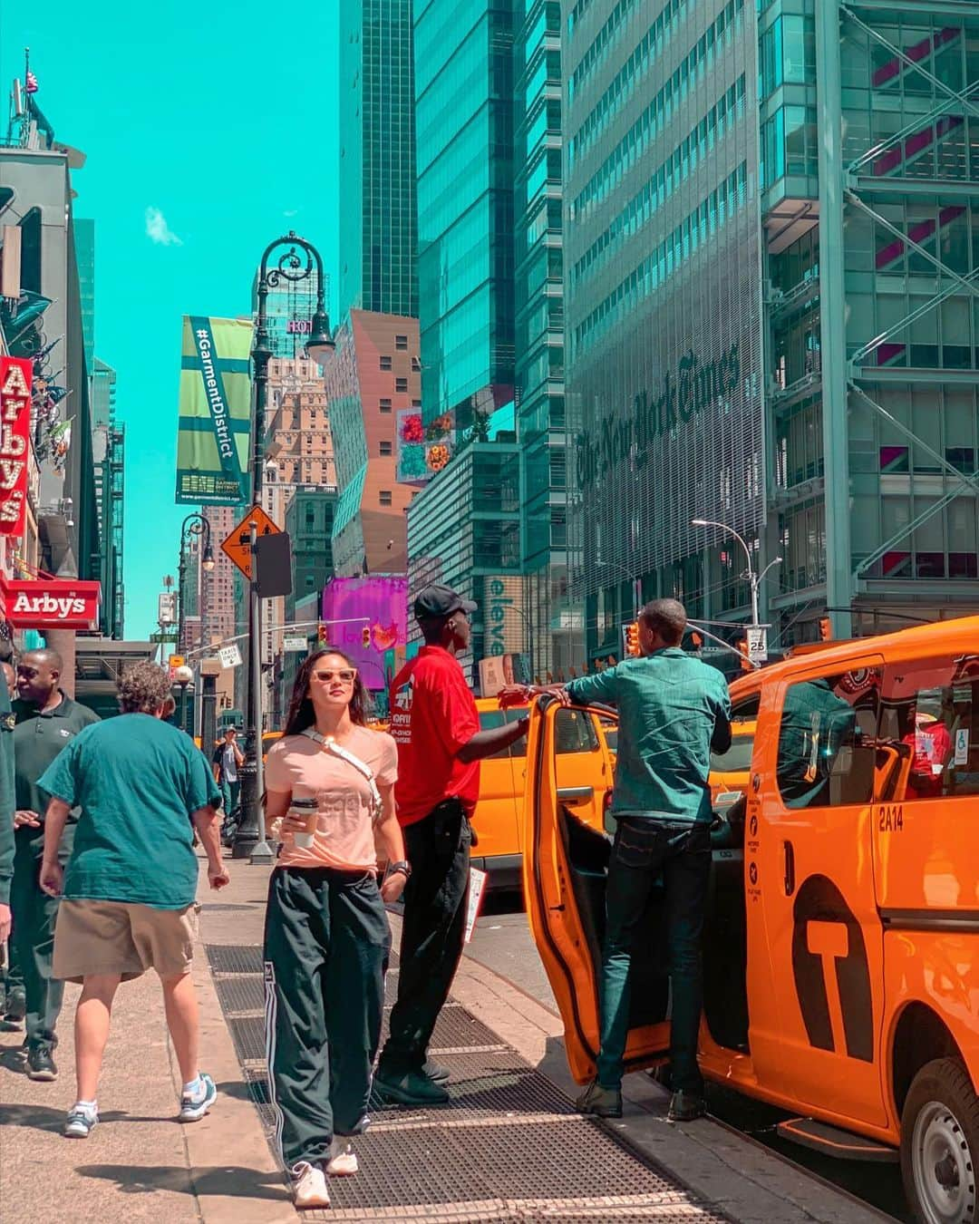 Kim Chiuさんのインスタグラム写真 - (Kim ChiuInstagram)「walkin the streets of NY never felt this good!!!🍎 #Chiurista mode on!!!😅 watch my latest vlog about my bay area experience plus some new york clips!😁 random shots all in one video😉👍🏻 hihi check it out link on my bio 👆🏻 or visit my channel kim chiu ph❤️ hit subscribe button #kimchiuroadto1million subs yahoo!!! cant wait😁」9月3日 12時52分 - chinitaprincess