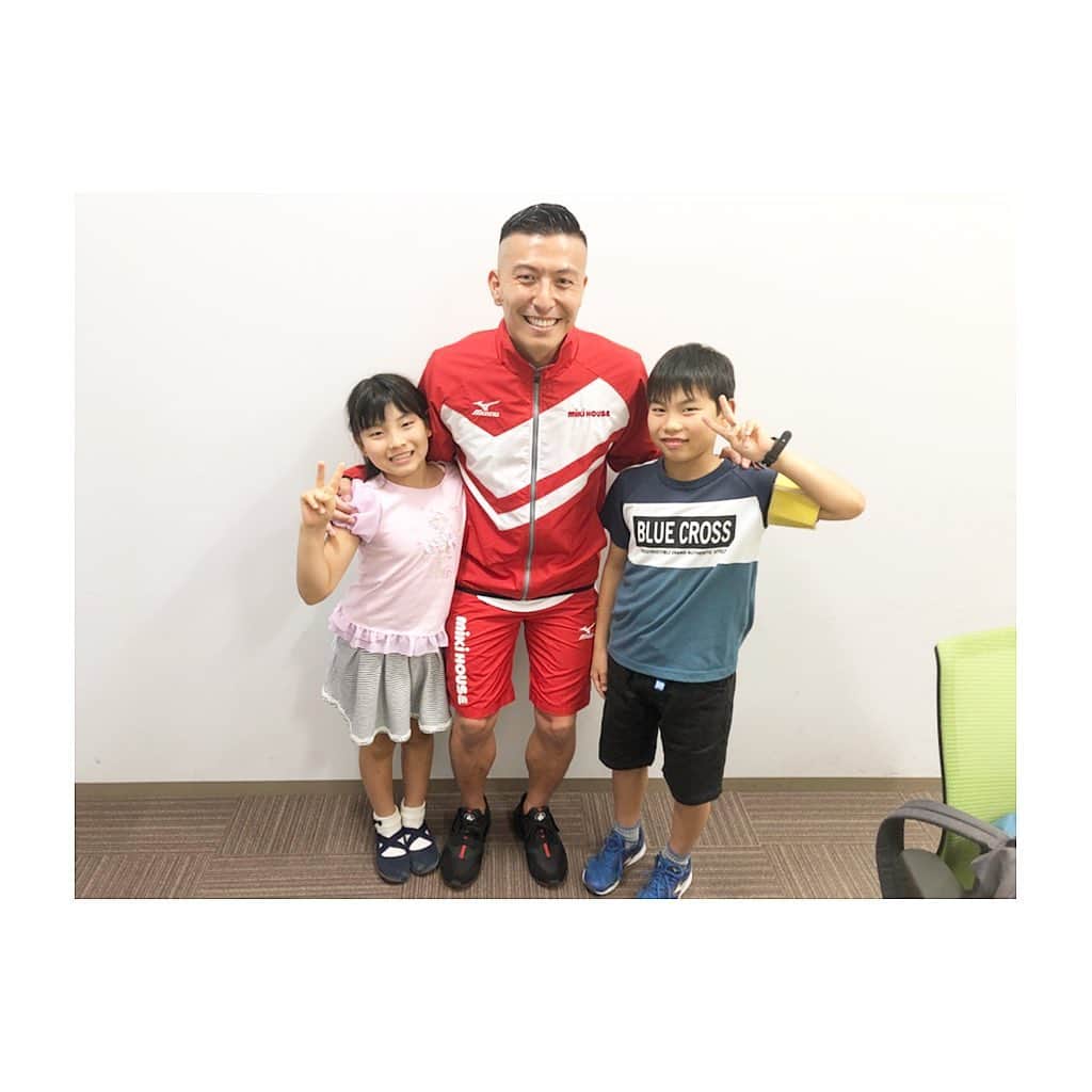 寺内健のインスタグラム：「先日、朝日小学生新聞からの依頼で石橋隆斗君、茉弥ちゃん兄妹からの取材を受けてきました。とても可愛い質問や時には芯をついた質問は自分にとっても貴重な時間となりました。 隆斗君はサッカー、茉弥ちゃんは水泳、二人とも頑張ってね！ #diving #朝日小学生新聞」