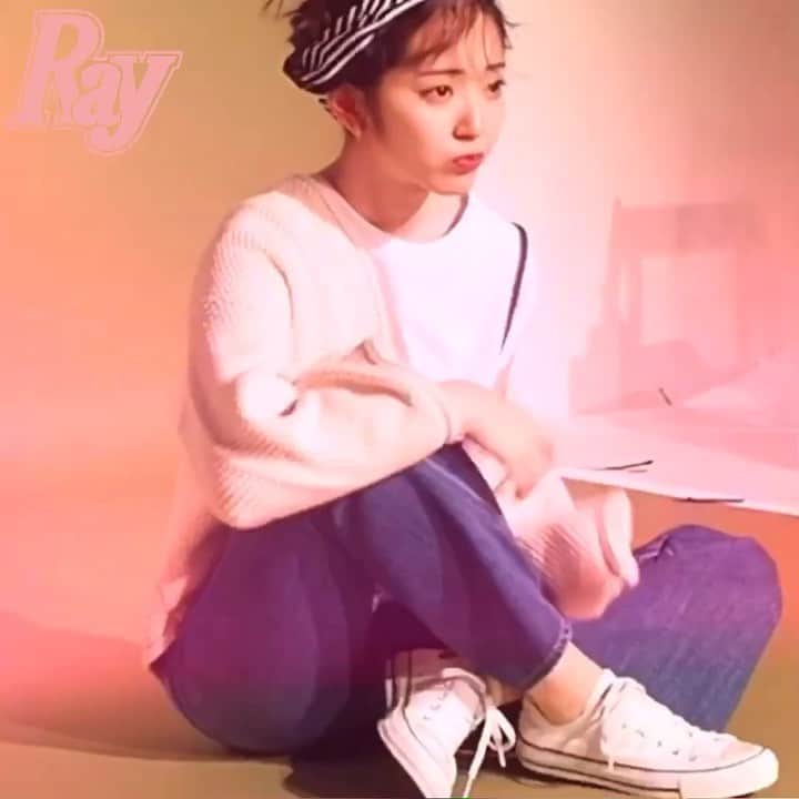 のインスタグラム：「ray10月号のオフショット動画。﻿ この日は、ずっと愛理の曲が流れてる中で撮影📷💕﻿ ﻿ スタンバイやチェック中など、ちょこちょこ踊ってしまう愛理（笑）﻿ ﻿ 発売中のray10月号のAR企画での【#ちび愛理とおでかけ】企画も実施中〜！！﻿ ﻿ ARのちび愛理と、楽しいお出かけ写真を撮って、インスタに投稿してね🎉﻿ まだまだ応募受付中！ みなさまの投稿、お待ちしてまーす❣️ ﻿ ﻿ #鈴木愛理﻿ #1stソロシングル﻿ #Escape は明日発売✨﻿ ﻿ ﻿」