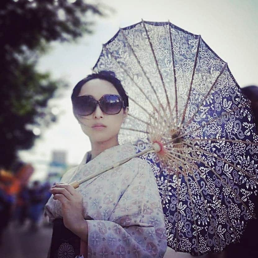 のインスタグラム：「Kimono~👘 今年はもっとお着物(浴衣)着ようって思ったけど、だいぶ地味なものでも目立つみたいで、道ゆく人々に写真をとられたりして怖気づく😳 で、グラサンの裏に隠れる😎 で、逆にいかつい感じになるwww せっかく着付けを教わったので 寒くなる前にまた着ます🔥 . . . . #kimono #yukata #festival #nikkei #nikkeiwoman #着物女子 #脱 #なりすまし #海外生活 #サングラス女子 #カナダ生活 #祭り」