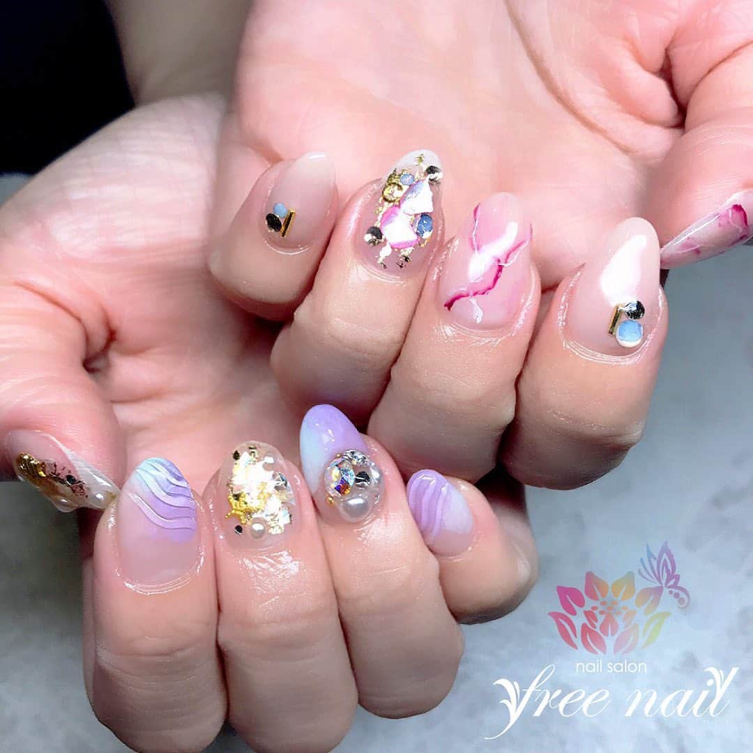 free nail フリーネイルのインスタグラム：「. お客様ネイル💅🏻🌺✨ . アシメネイル🐠✨ . カラーバランスでオシャレに💗✨ . ご来店ありがとうございました🙇🏻‍♀️🙇🏻‍♀️🙇🏻‍♀️💗 . #ネイル #フリーネイル #ネイルアート #ジェルネイル #ネイルサロン #大阪ネイルサロン #ネイルデザイン #ネイルチェンジ #アシンメトリーネイル #アシメネイル #大理石ネイル #ドロップネイル #シェルネイル #ビジューネイル #ピンクネイル #パープルネイル #デザインネイル #シンプルネイル #トレンドネイル #おしゃれネイル #夏ネイル #美甲 #日式美甲 #summernails #nailsart #nailsalon #nailsdid #newnails #newnail #freenail」