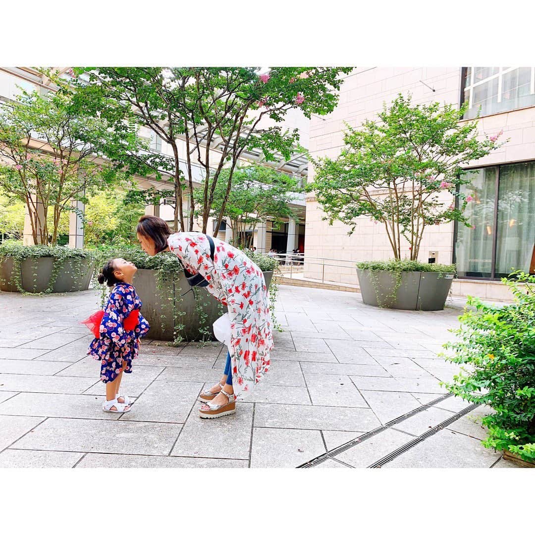 川村えなのインスタグラム：「最近子育ての事を凄く考える  環境から来る影響力ってほんとにすごいと思う。  子供が触れてる時間が長いものからの影響力は本当にすごいと思う。  同じ親から育っても持ち合わせてる性格の違いから大きく受け止める影響も違うと思う。  正解も不正解もないと言うけど、 明らかな不正解だけは大人が、自分自身が気づいていかないと行けないと思うんだよね。  母性ってなんだろうか？  私は自分でも理解してるけど、 親らしくない。 なんなら子供と一緒に駄々もこねる。 親がしっかりしないと子供がワガママになる？ おおらかなお母さんはなんでも許しちゃうからワガママな子になる？  親の真似はするが反面教師と言う言葉があるくらいだからこのバランスってとても大事。  #ママ #子育て #mama  深いね。何事も。面白い。楽しい。 日々勉強になる。」