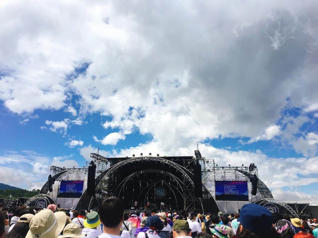 佐藤千晶さんのインスタグラム写真 - (佐藤千晶Instagram)「#sweetloveshower2019  へ！ 楽しかったー！！ 音楽に酔いしれた二日間😊  同じタイミングで 手をあげて、跳ねて 笑ったり、胸にぐっときたり。 共有できる素晴らしさったら。  今回吸収した音楽や感動を これからの放送などで お伝えできたらと思います😊  2日間で聴けたラインナップ▼ 聴いた順  #ラブシャ #SWEETLOVESHOWER #thetelephones  #nicotouchesthewalls  #あいみょん #sumika #クリープハイプ #perfume  #alexandros  #official髭男dism  #10feet  #KingGnu #東京スカパラダイスオーケストラ #MISIA #SEKAINOOWARI」9月3日 13時43分 - satochiaki125